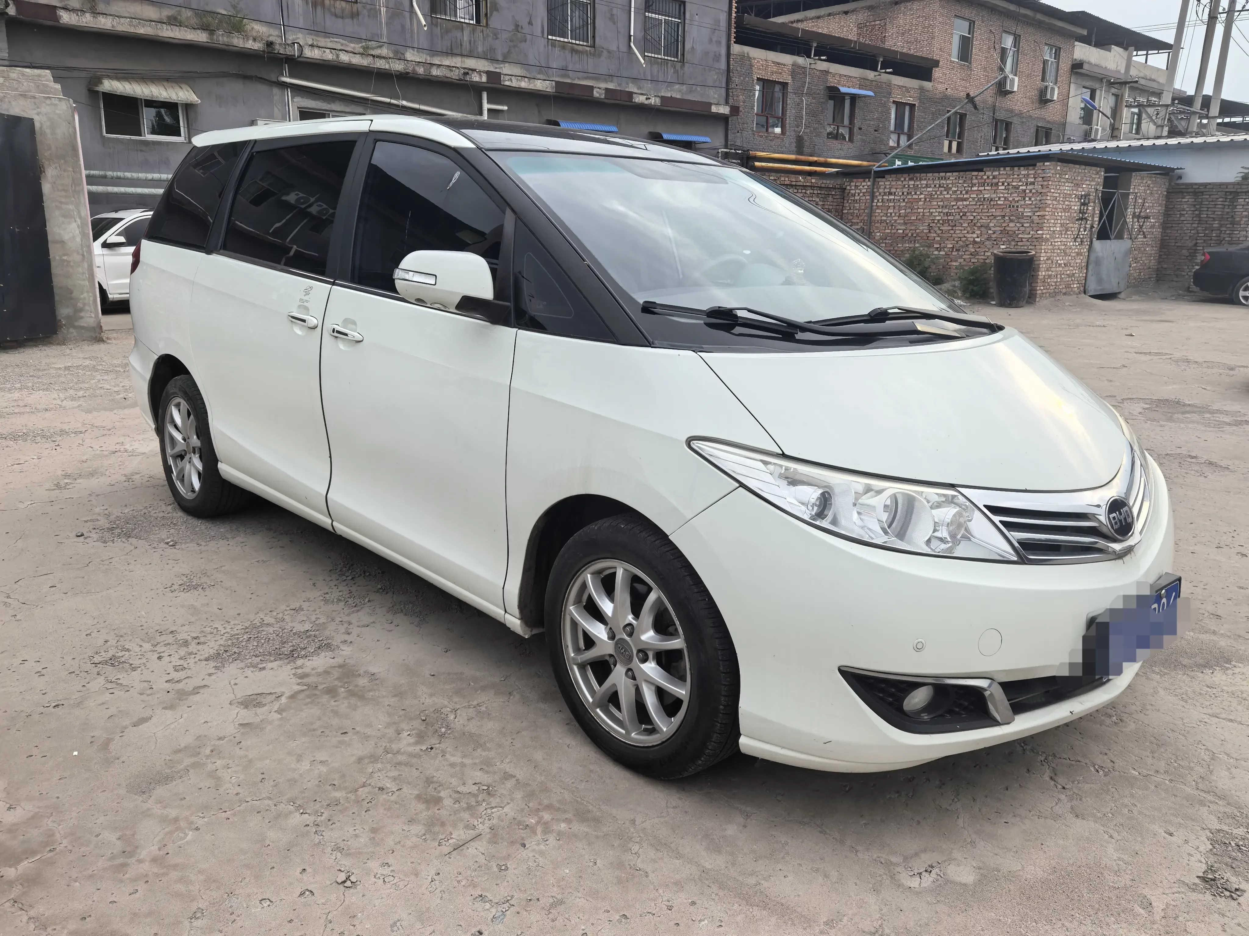 BYD M6