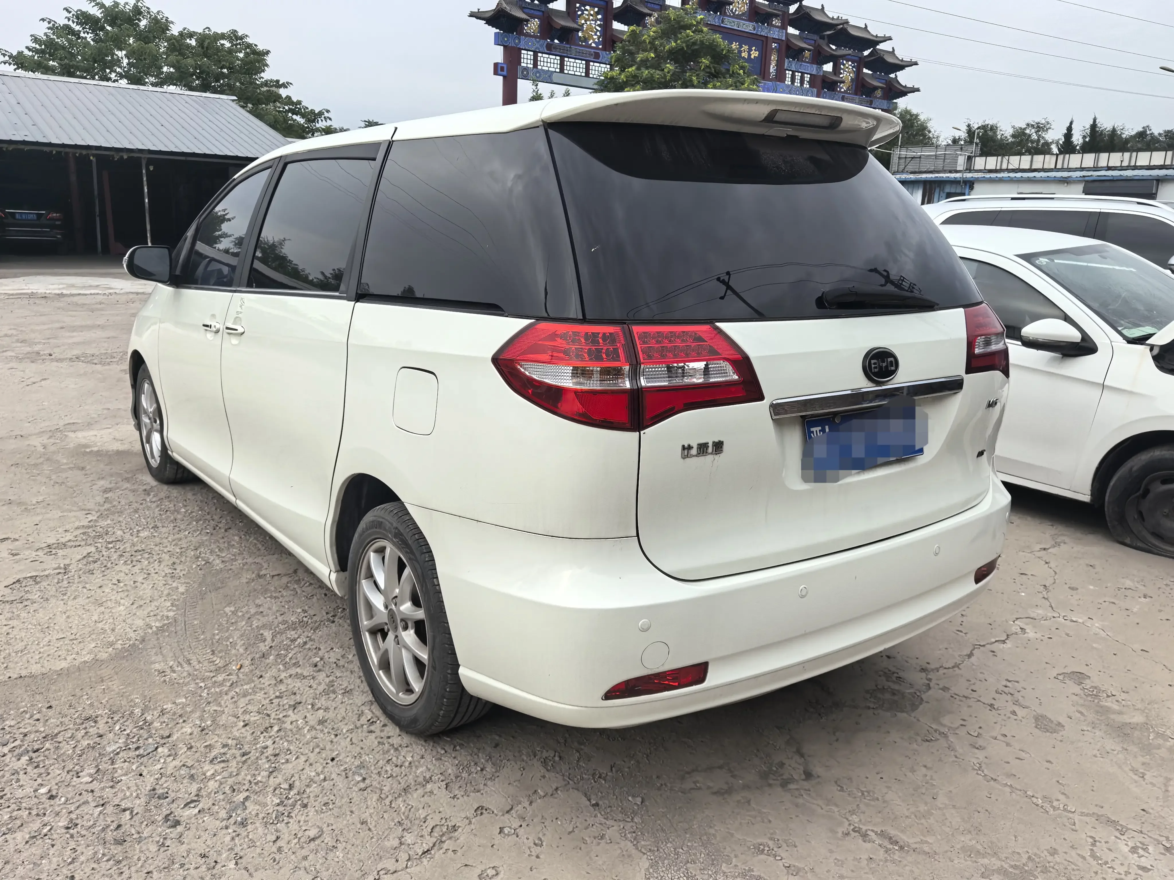 BYD M6