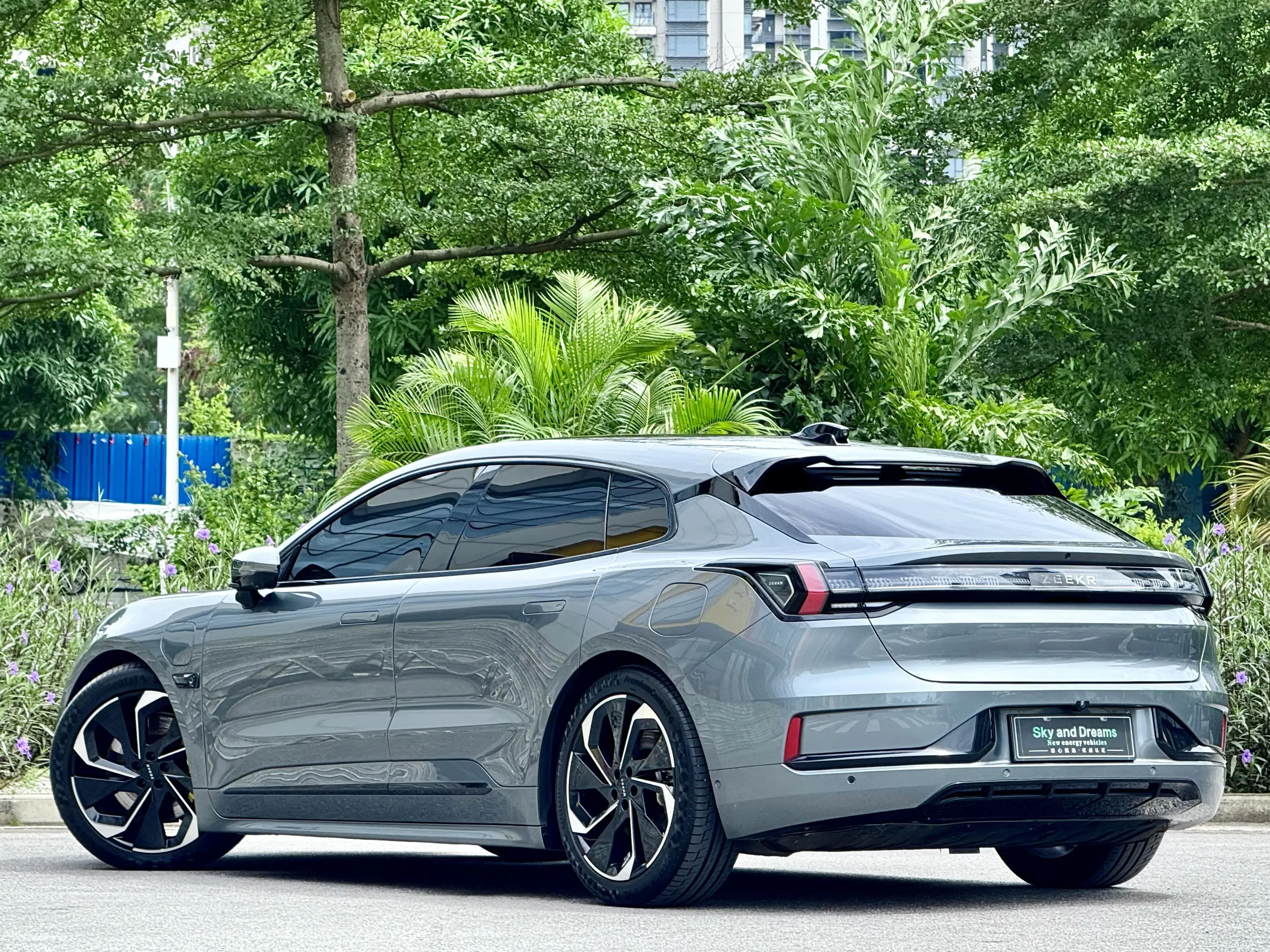 ZEEKR 001