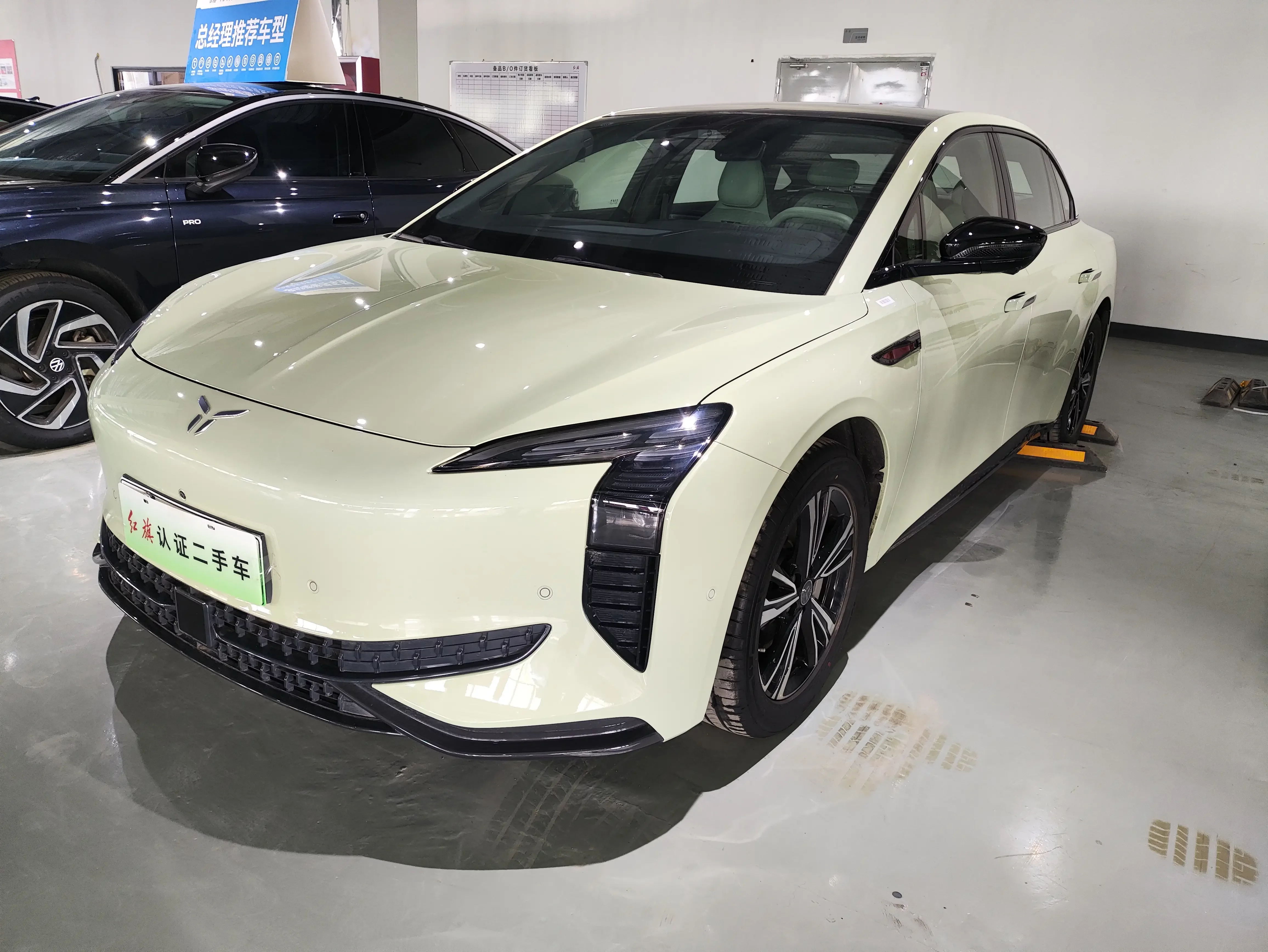 Hongqi EH7