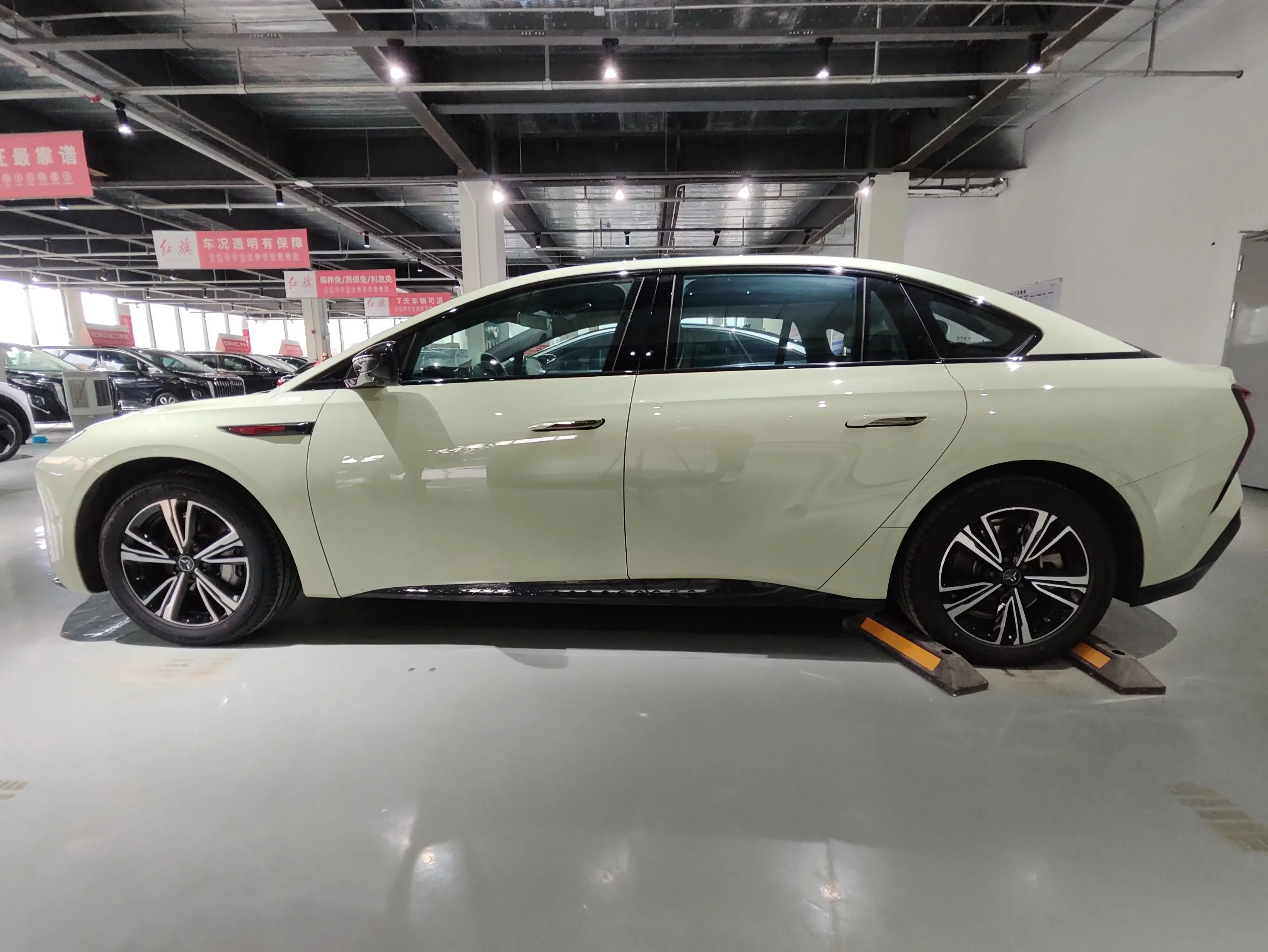 Hongqi EH7