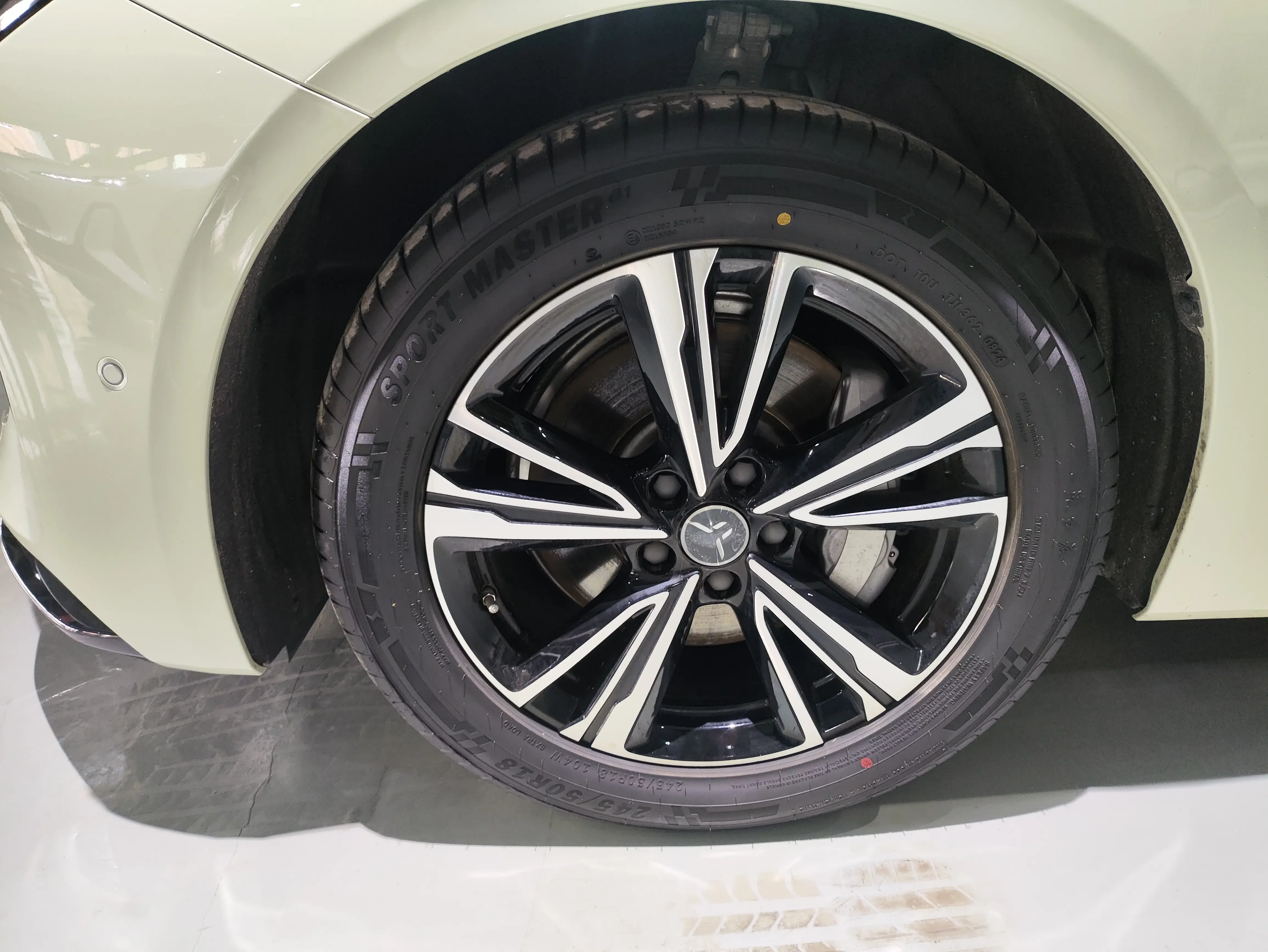 Hongqi EH7