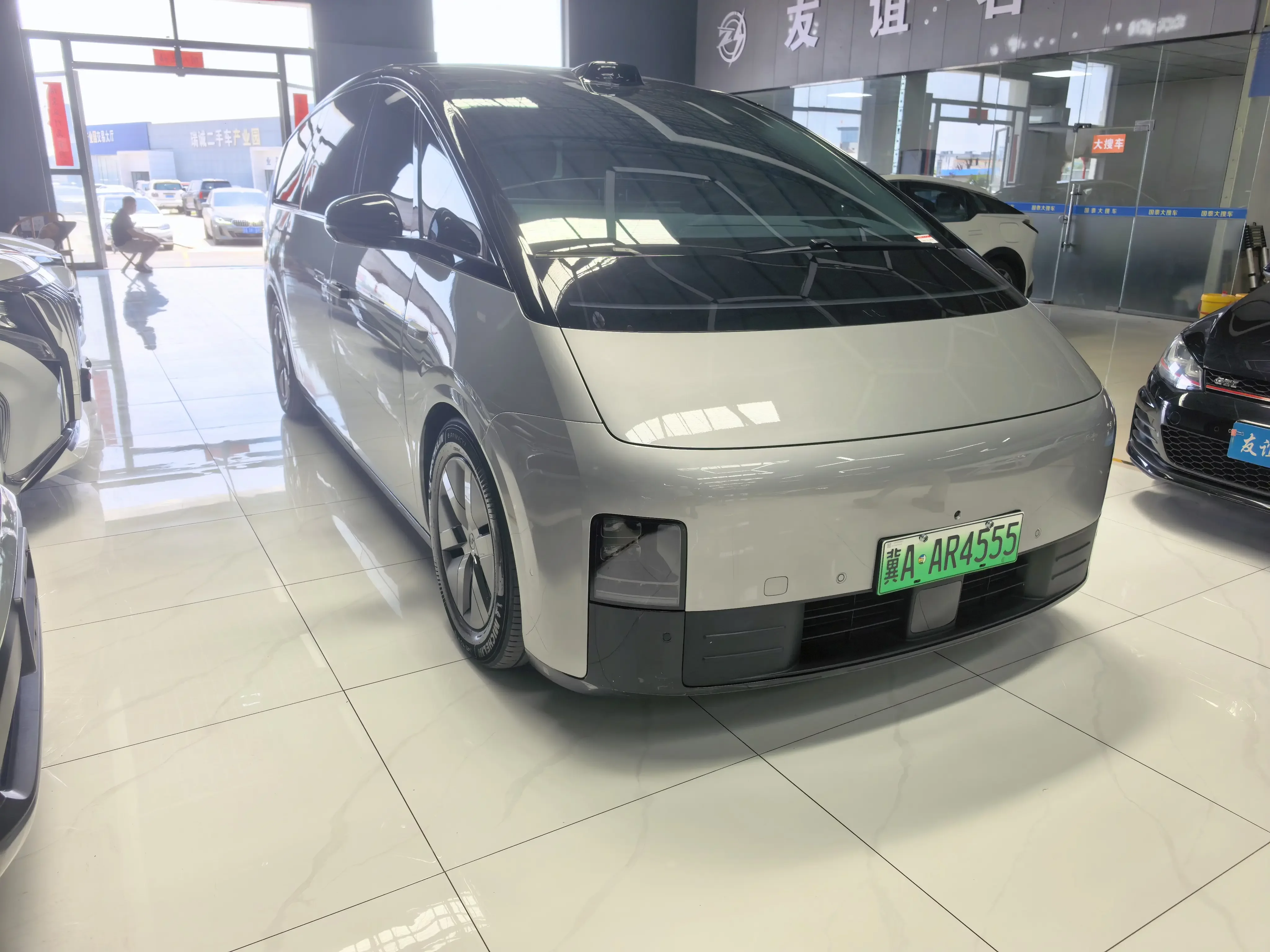 Lixiang MEGA