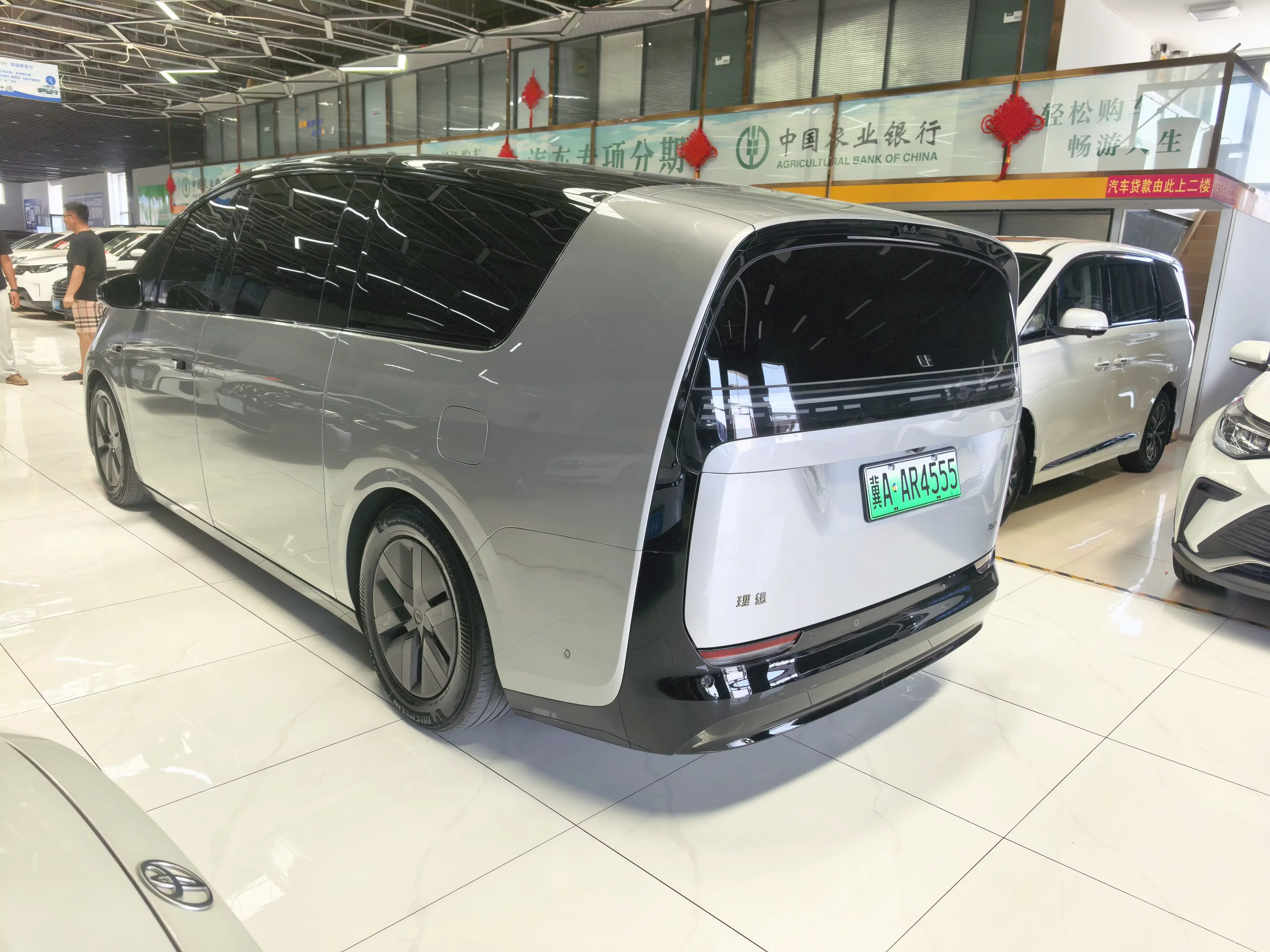 Lixiang MEGA