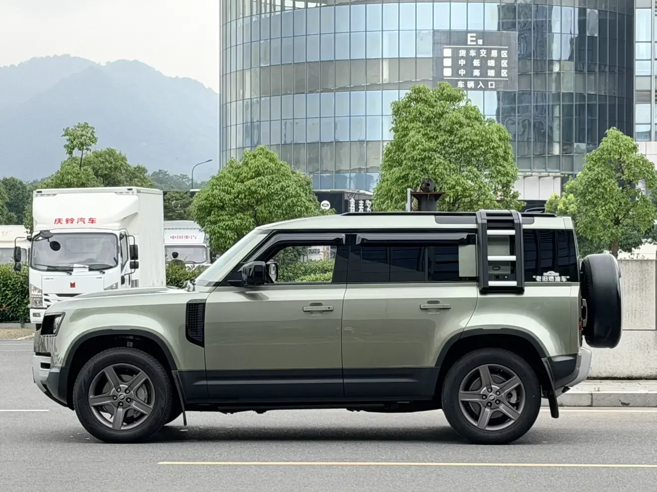 Land Rover guard