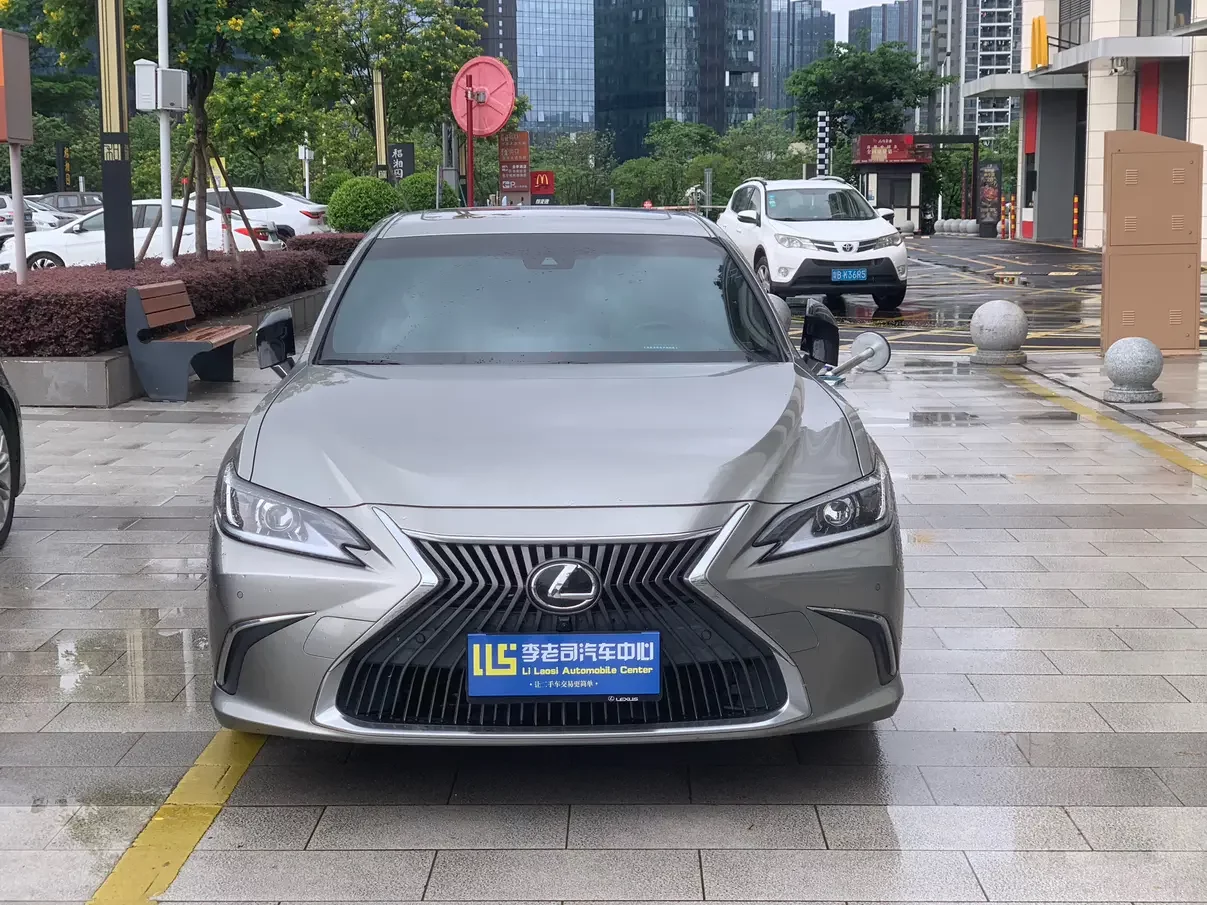Lexus ES