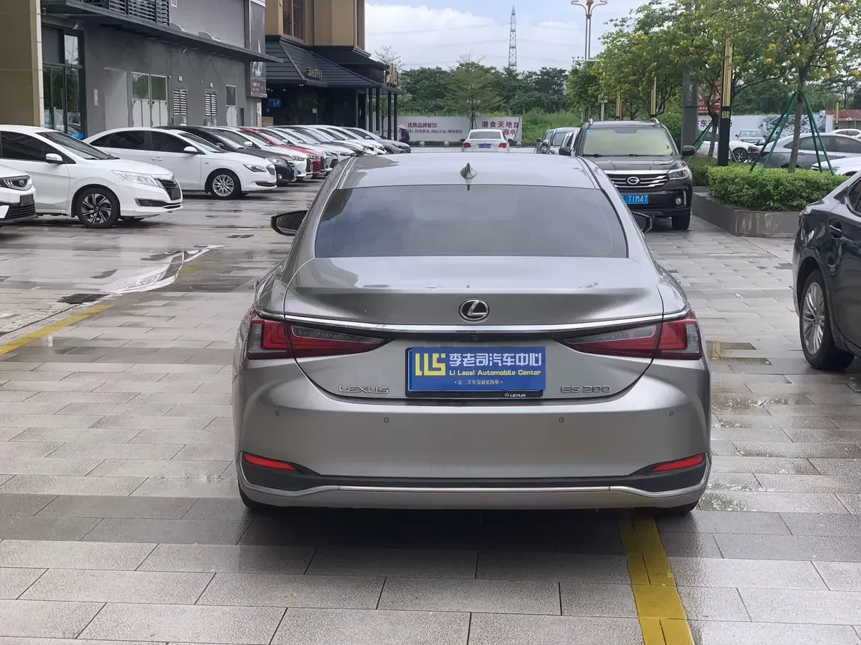 Lexus ES