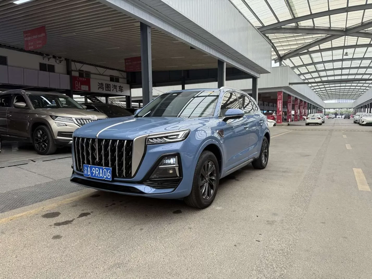 Hongqi HS5