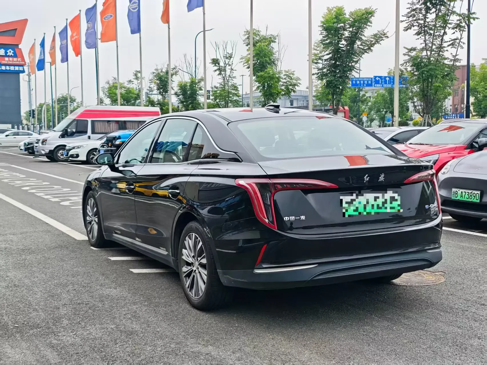 Hongqi E-QM5
