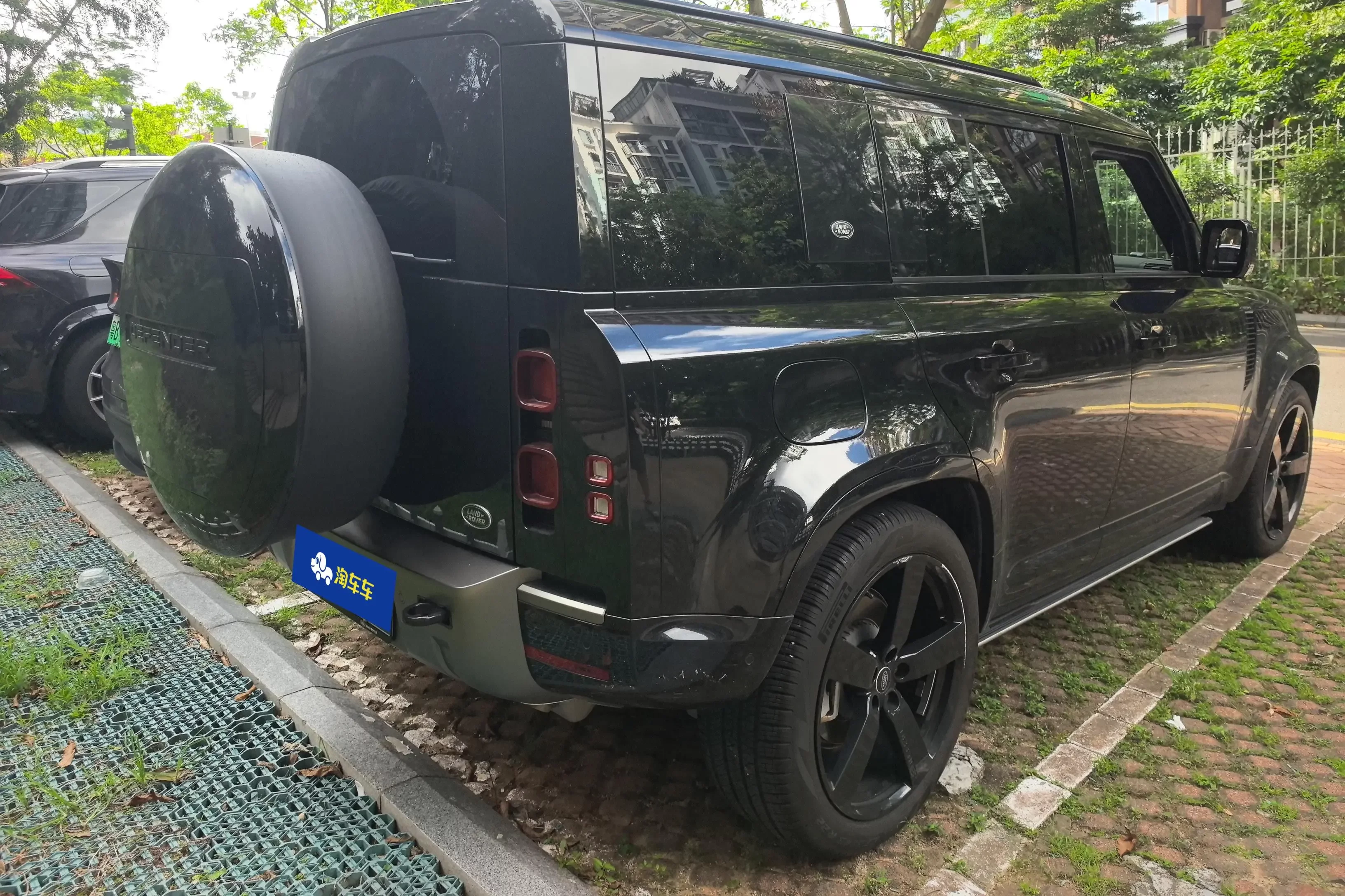 Land Rover guard
