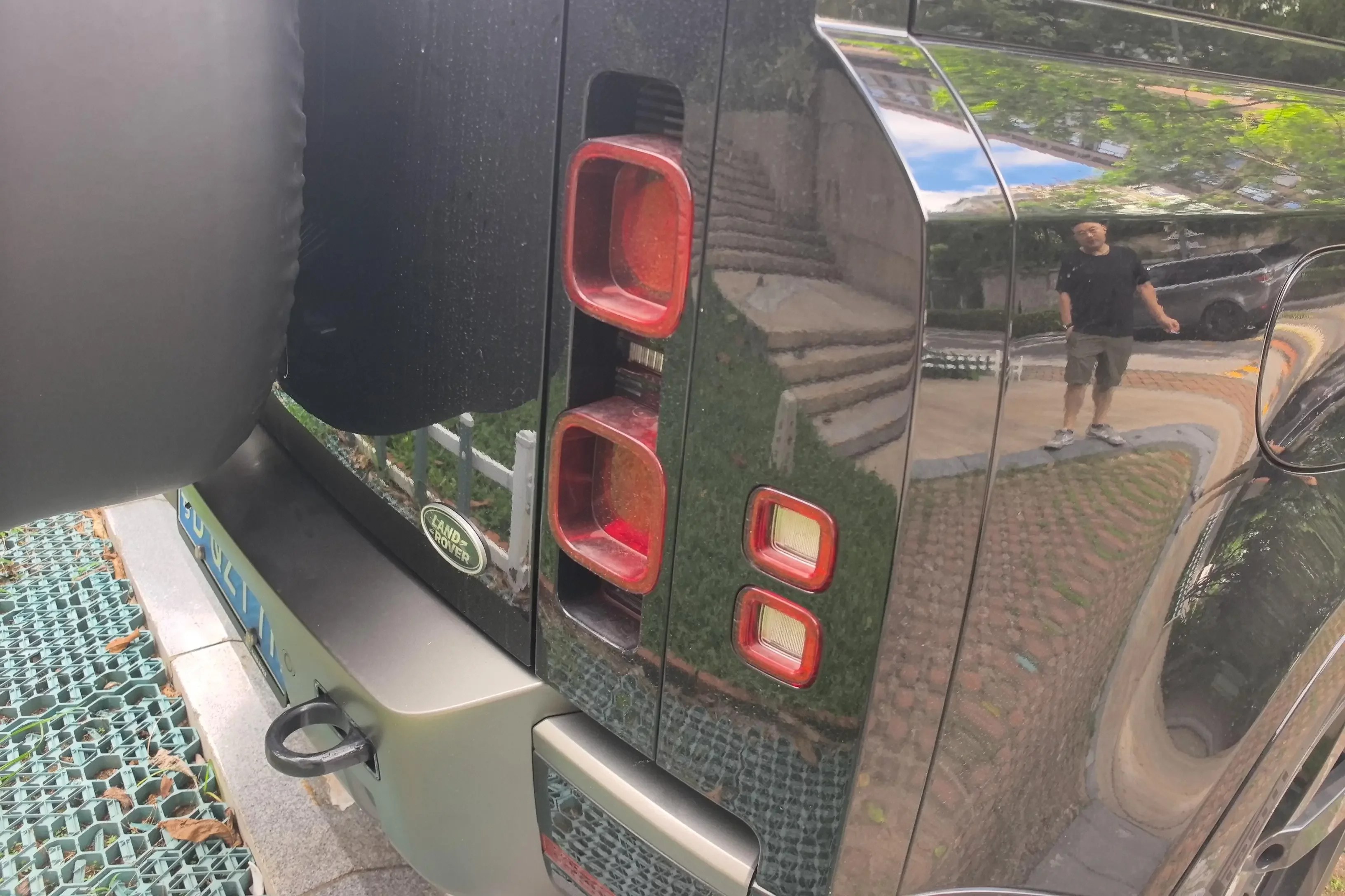 Land Rover guard