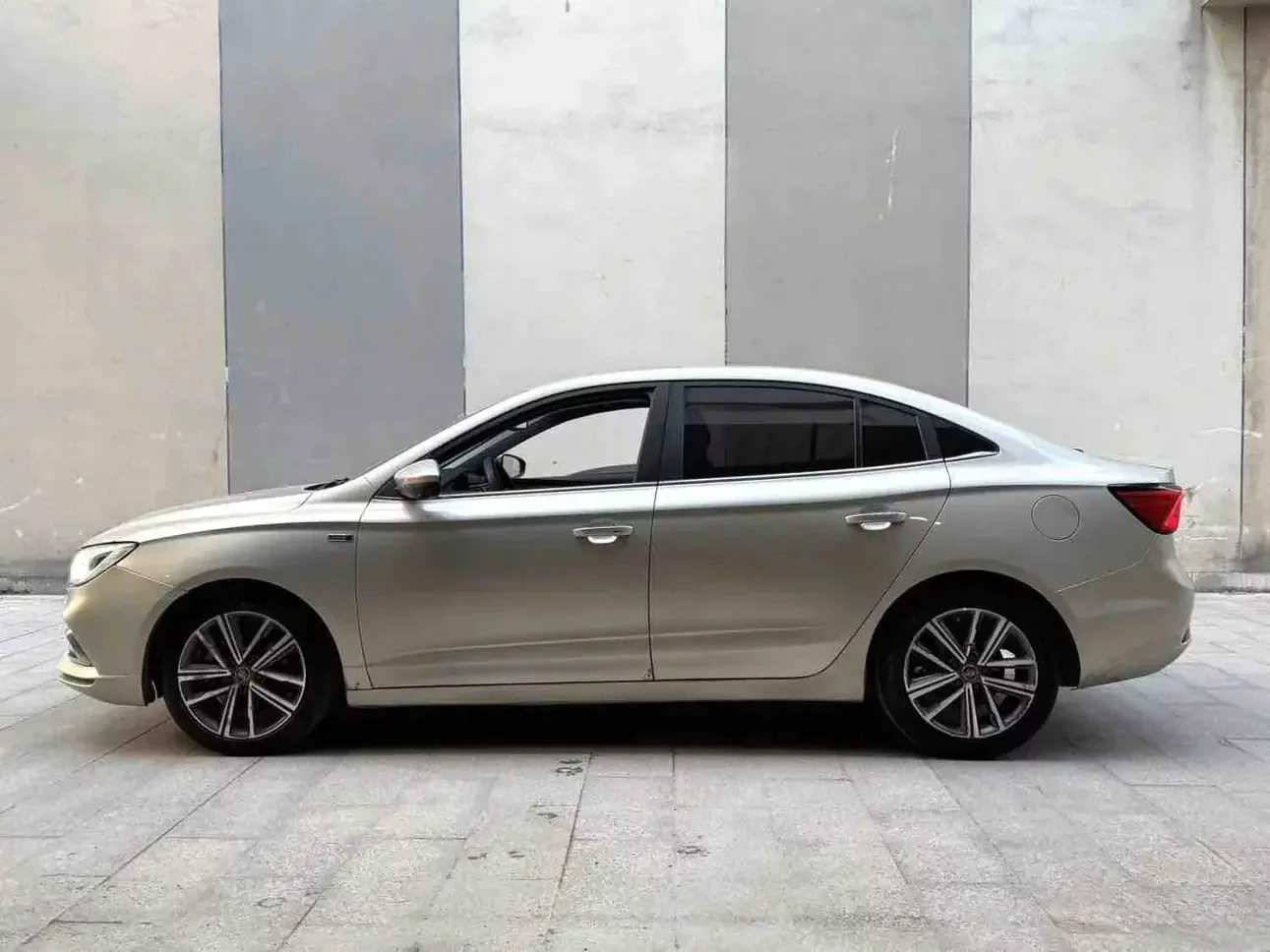 Roewe i5