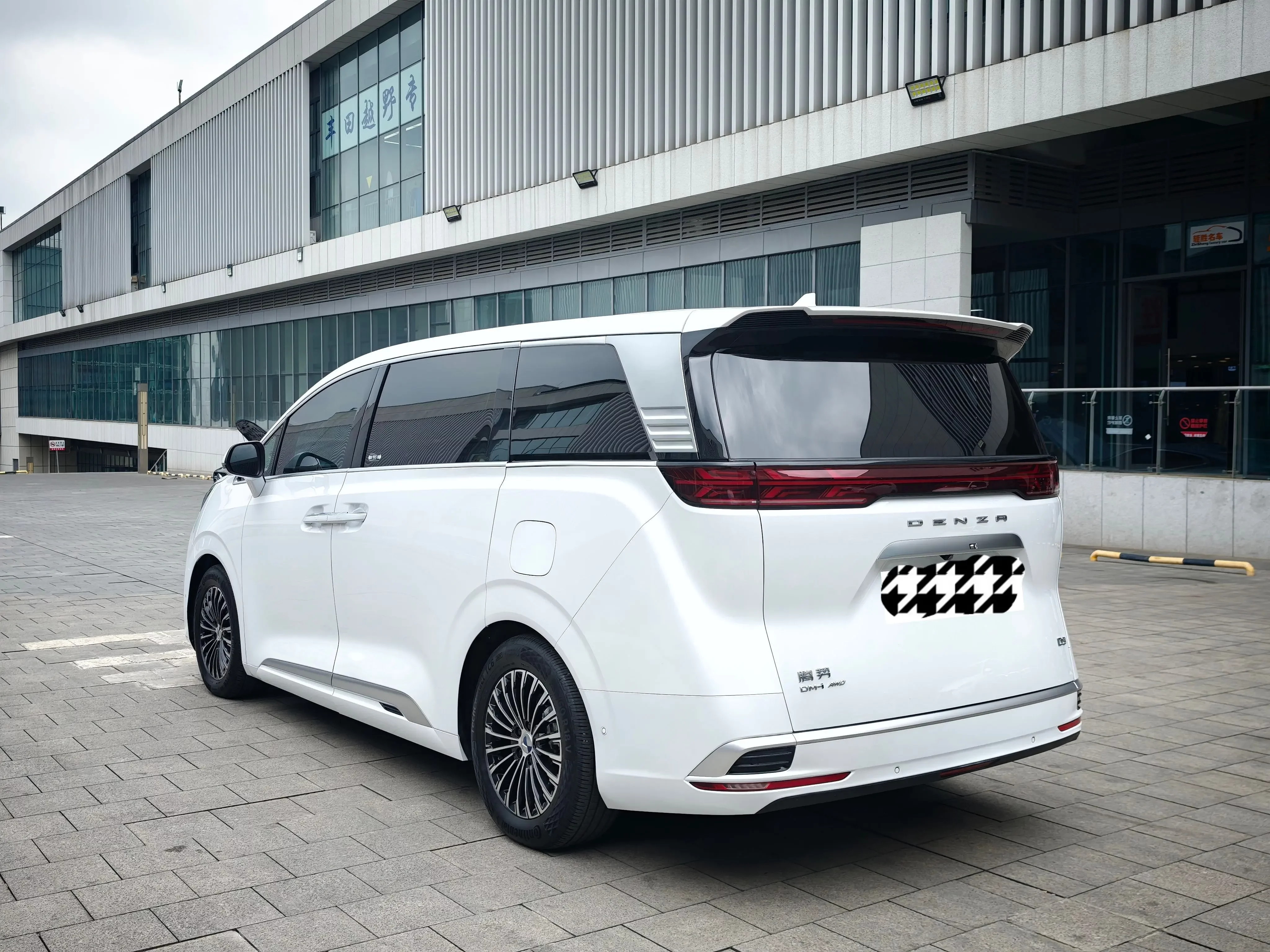 Denza D9 DM