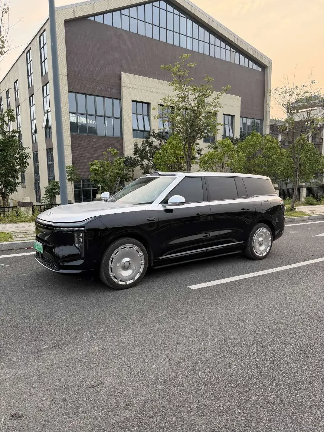 Zhiji LS9  из Китая