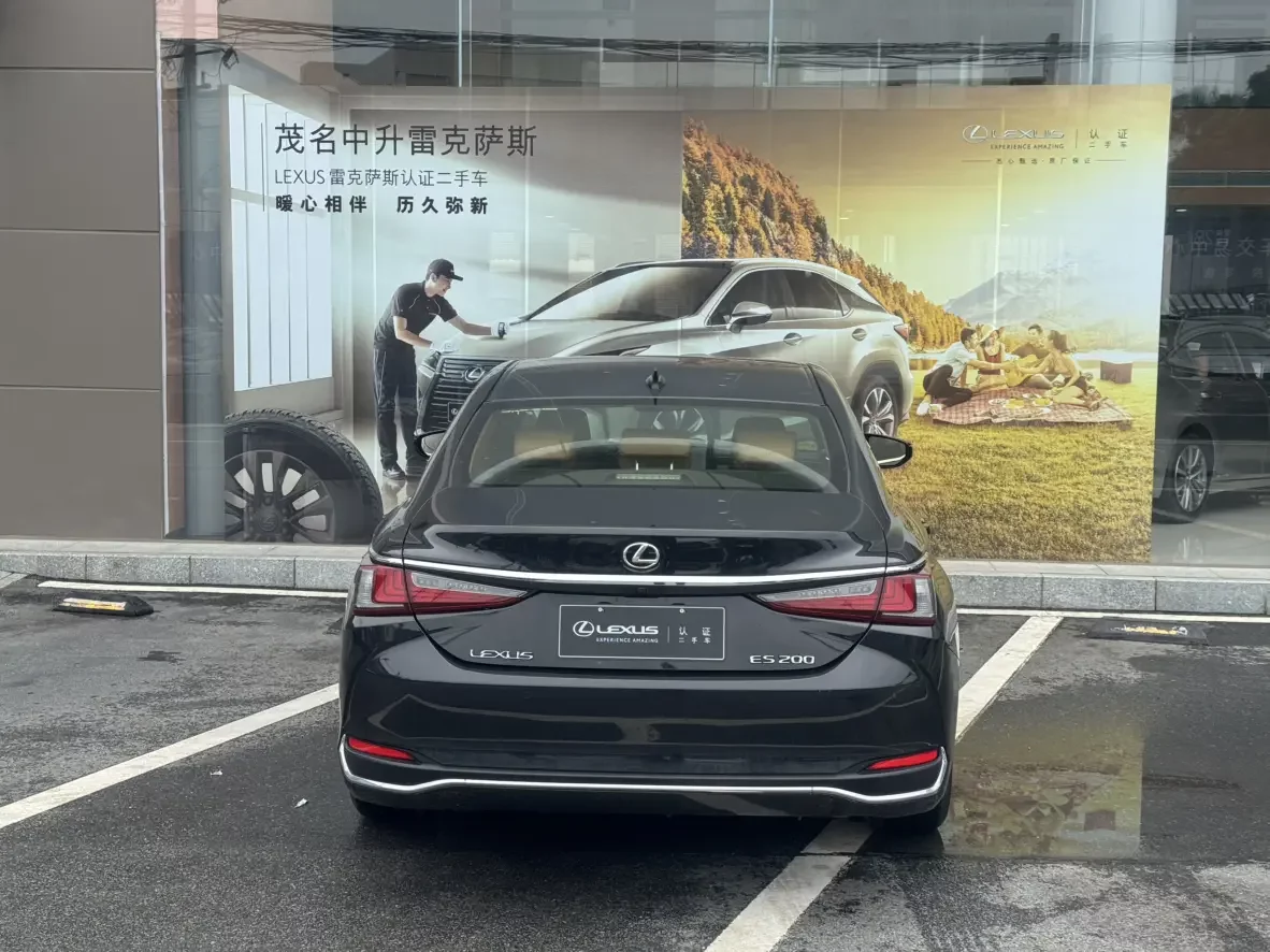 Lexus ES
