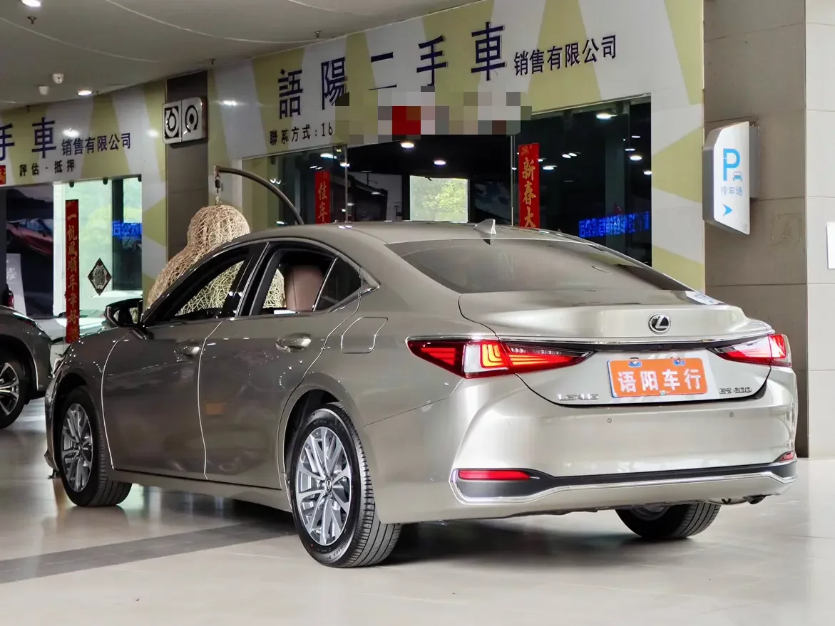 Lexus ES