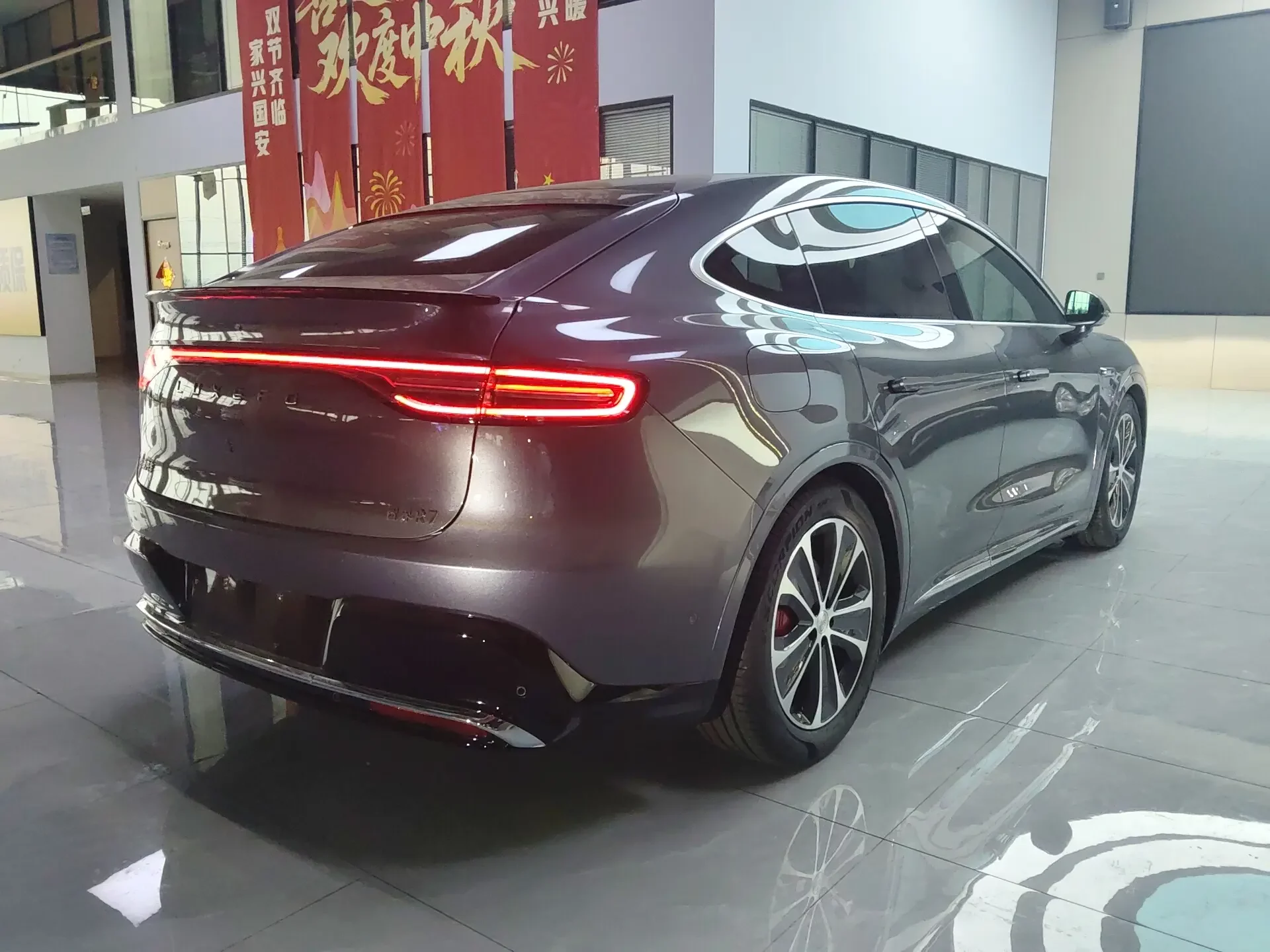 Luxeed Zhijie R7