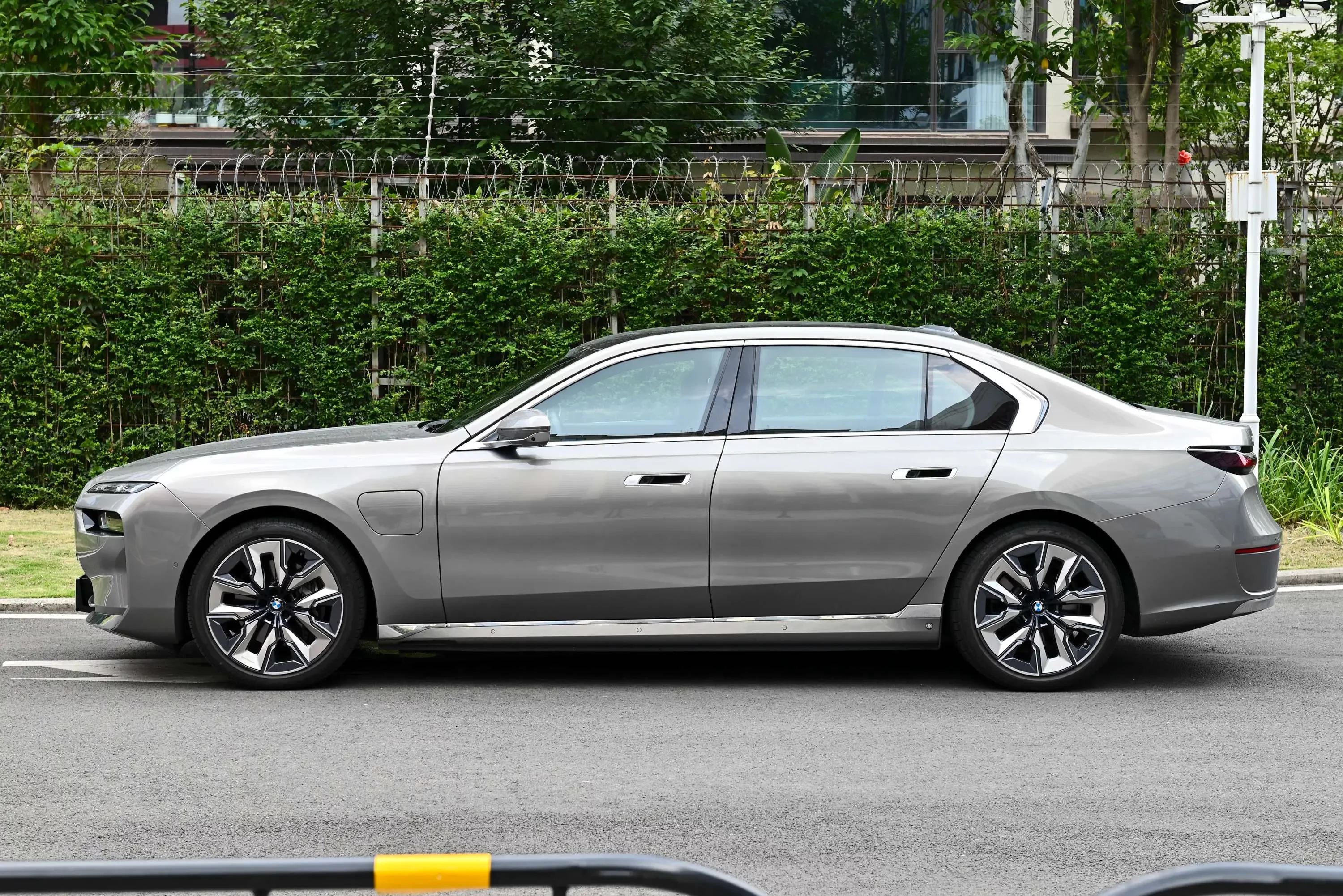 BMW i7
