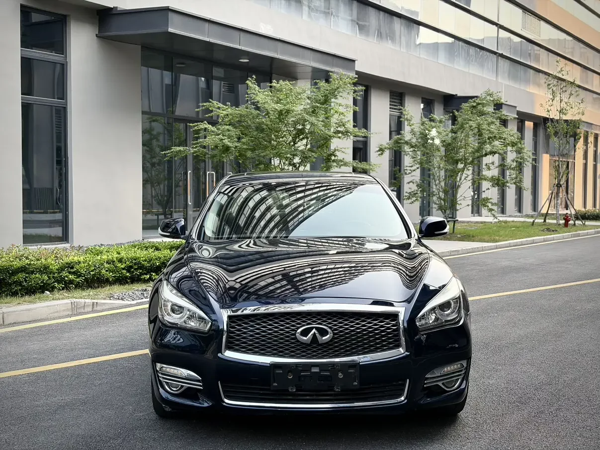 Infiniti Q70