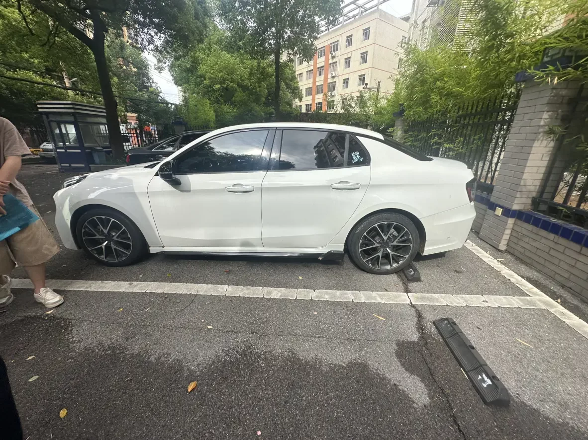Lynk & Co 03