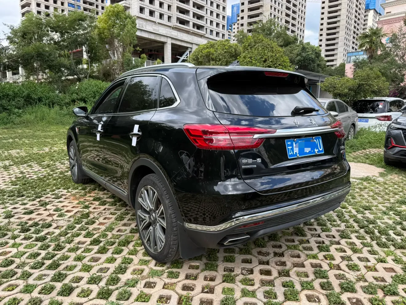 Hongqi HS5