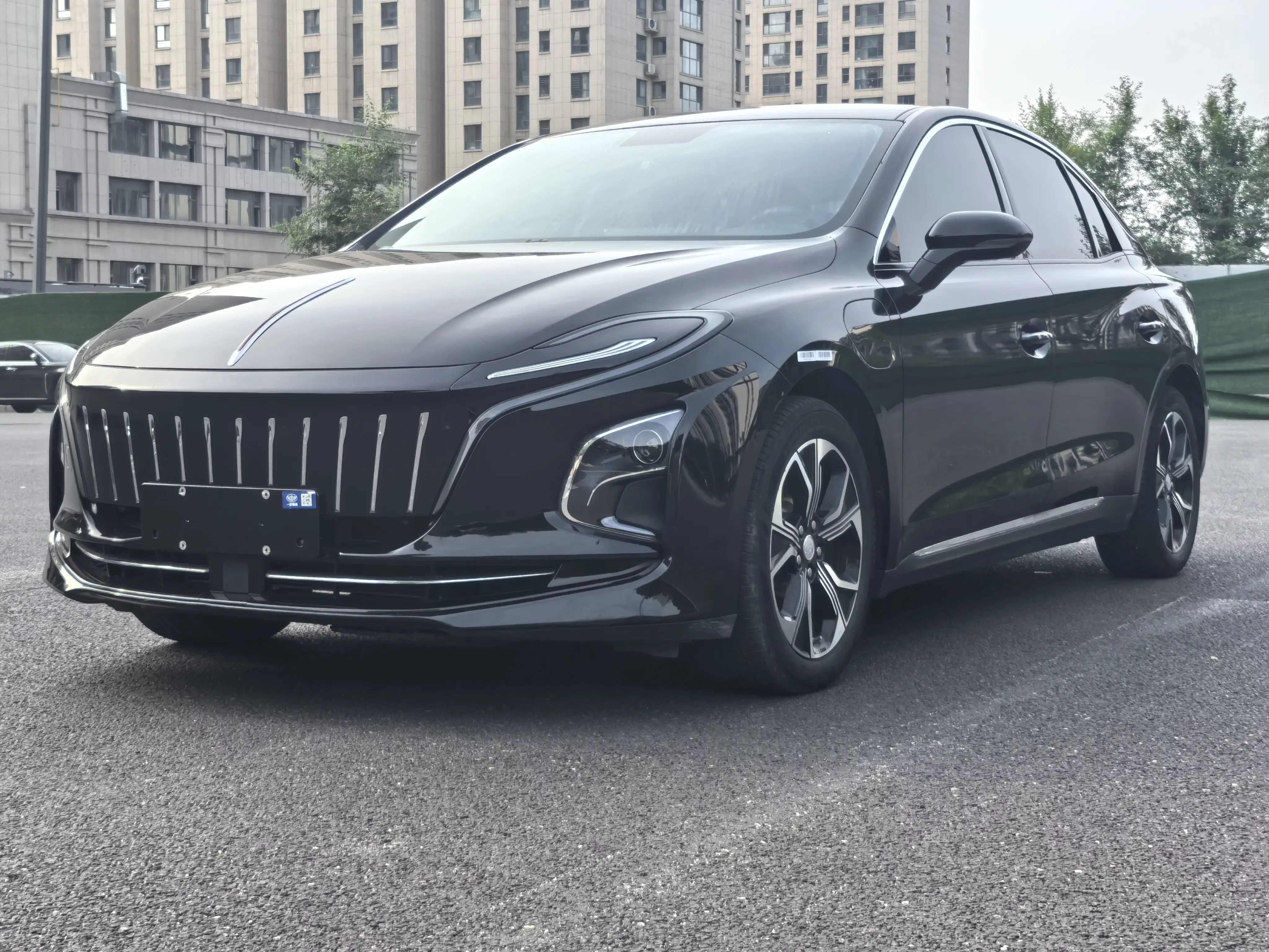 Hongqi E-QM5