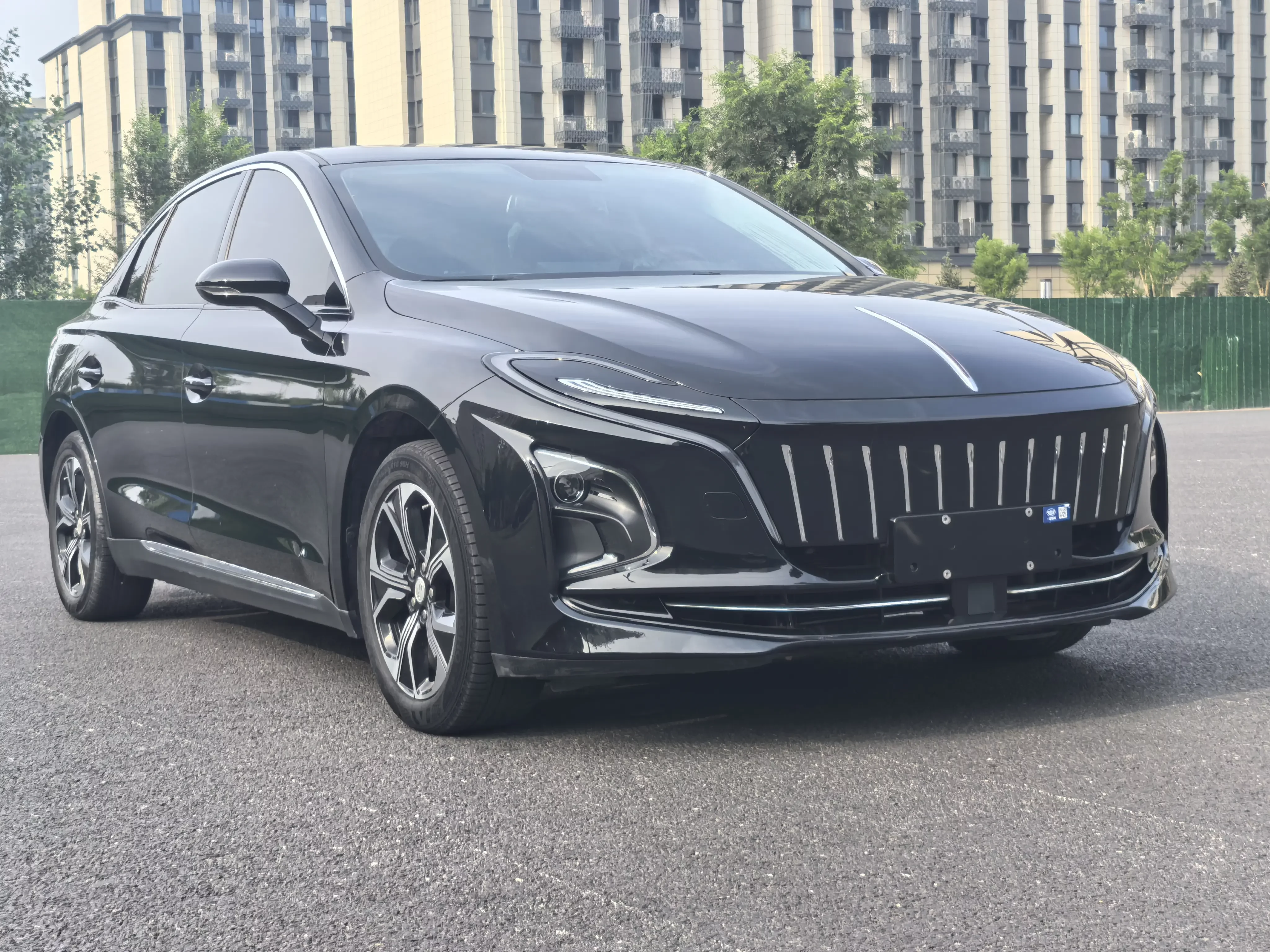 Hongqi E-QM5