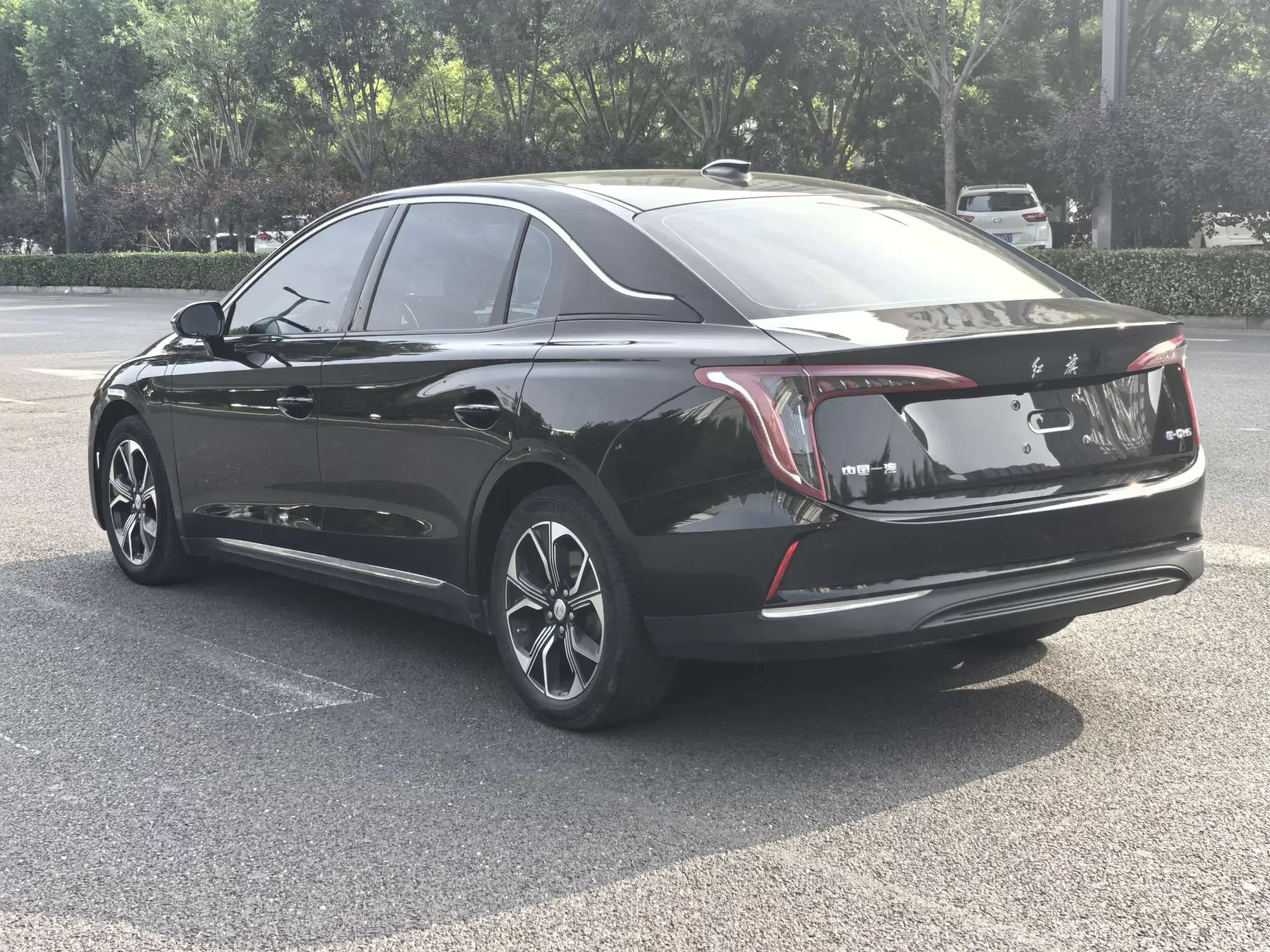 Hongqi E-QM5