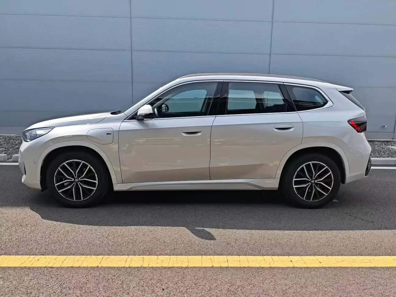 BMW iX1