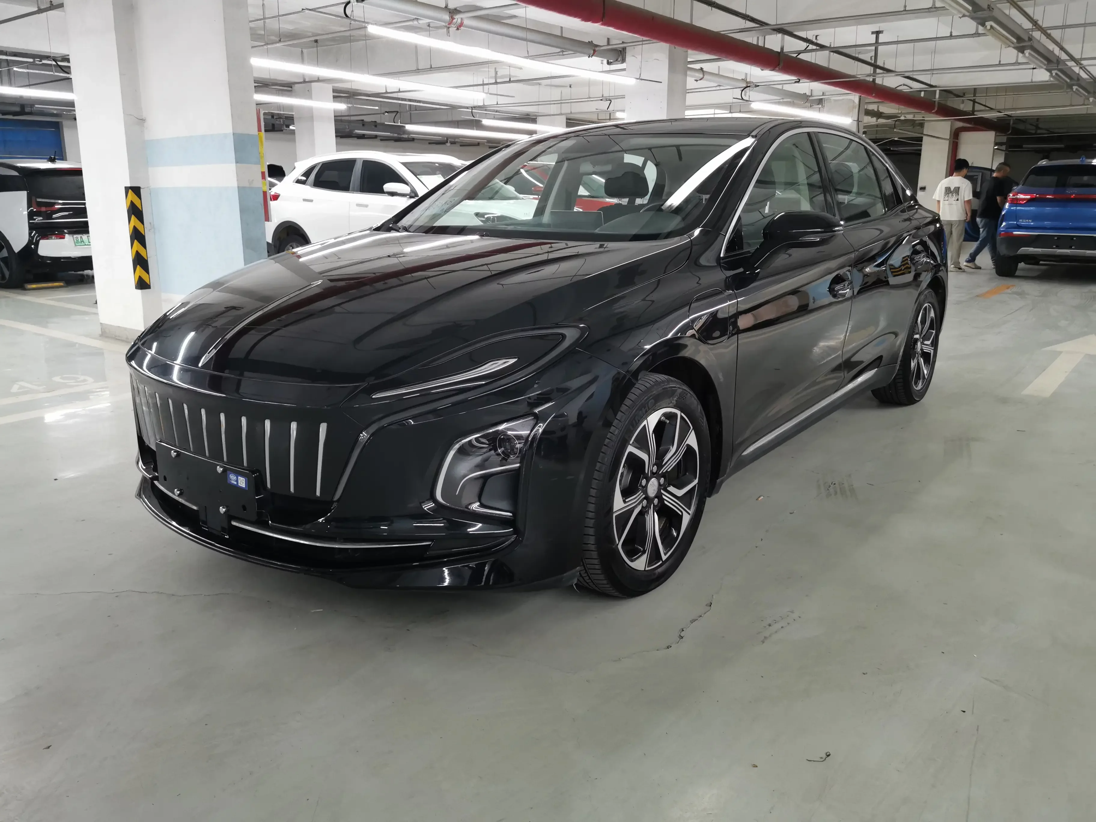 Hongqi E-QM5