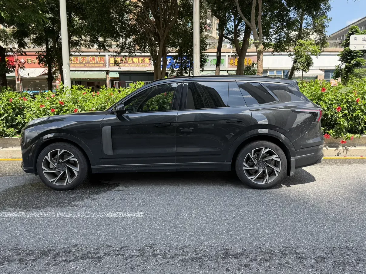 Lynk & Co 09