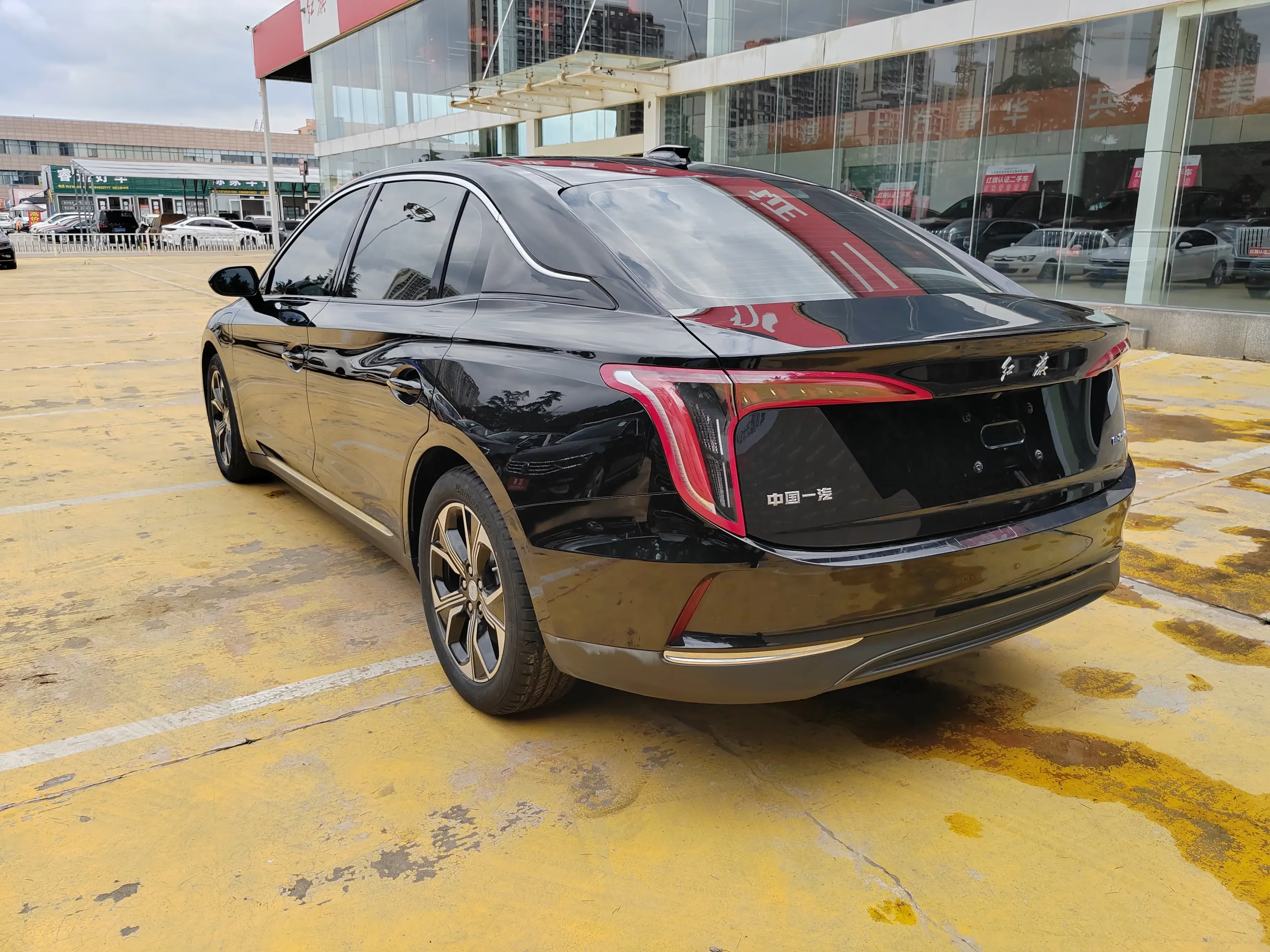 Hongqi E-QM5