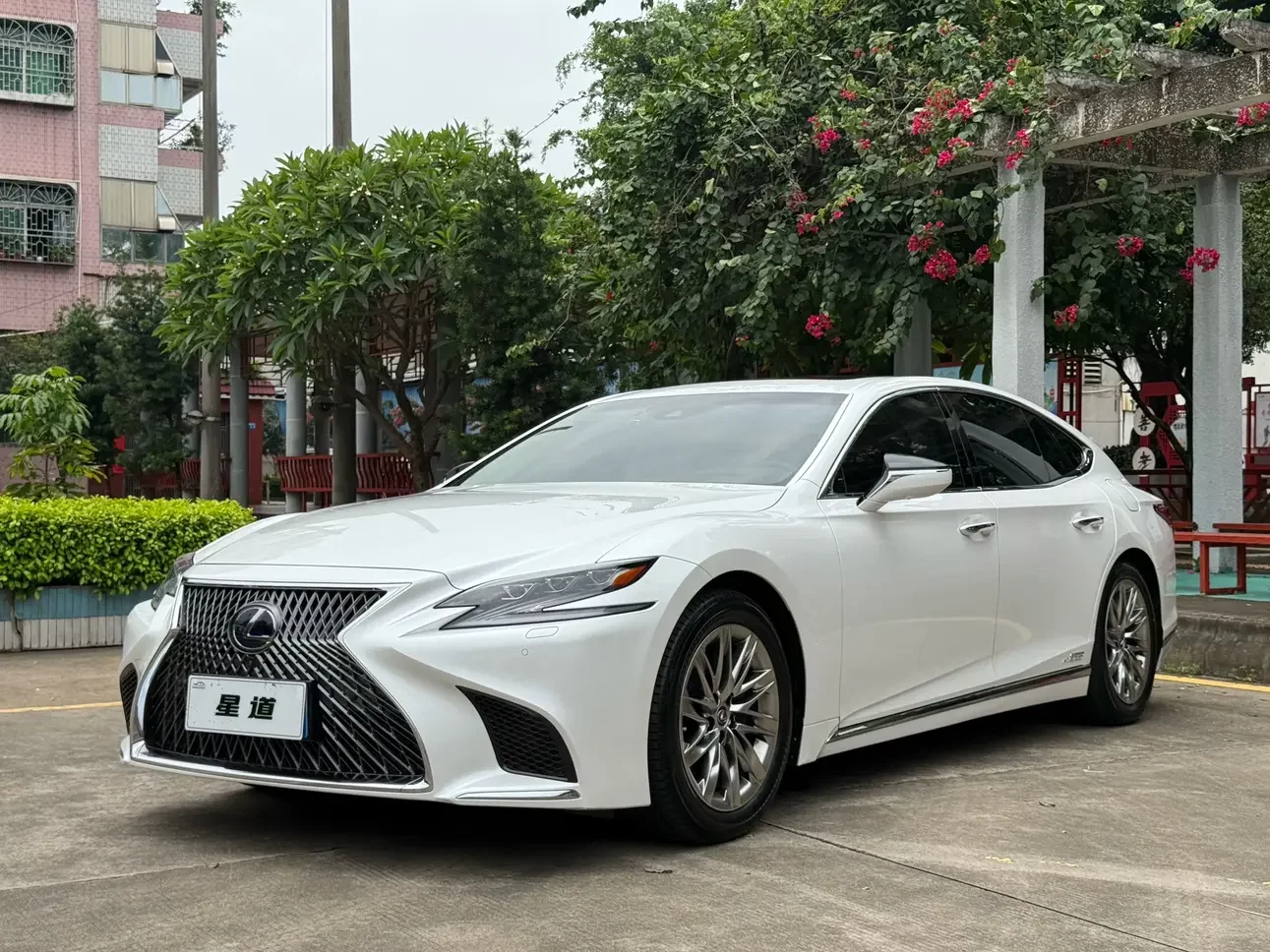 Lexus LS
