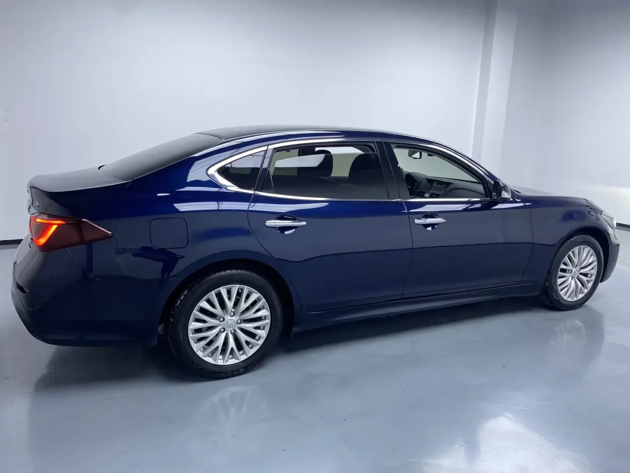 Infiniti Q70