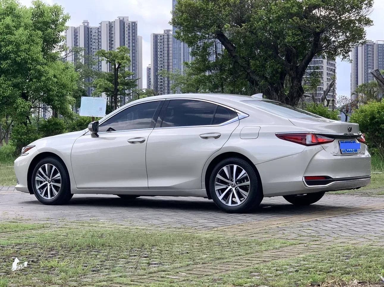 Lexus ES
