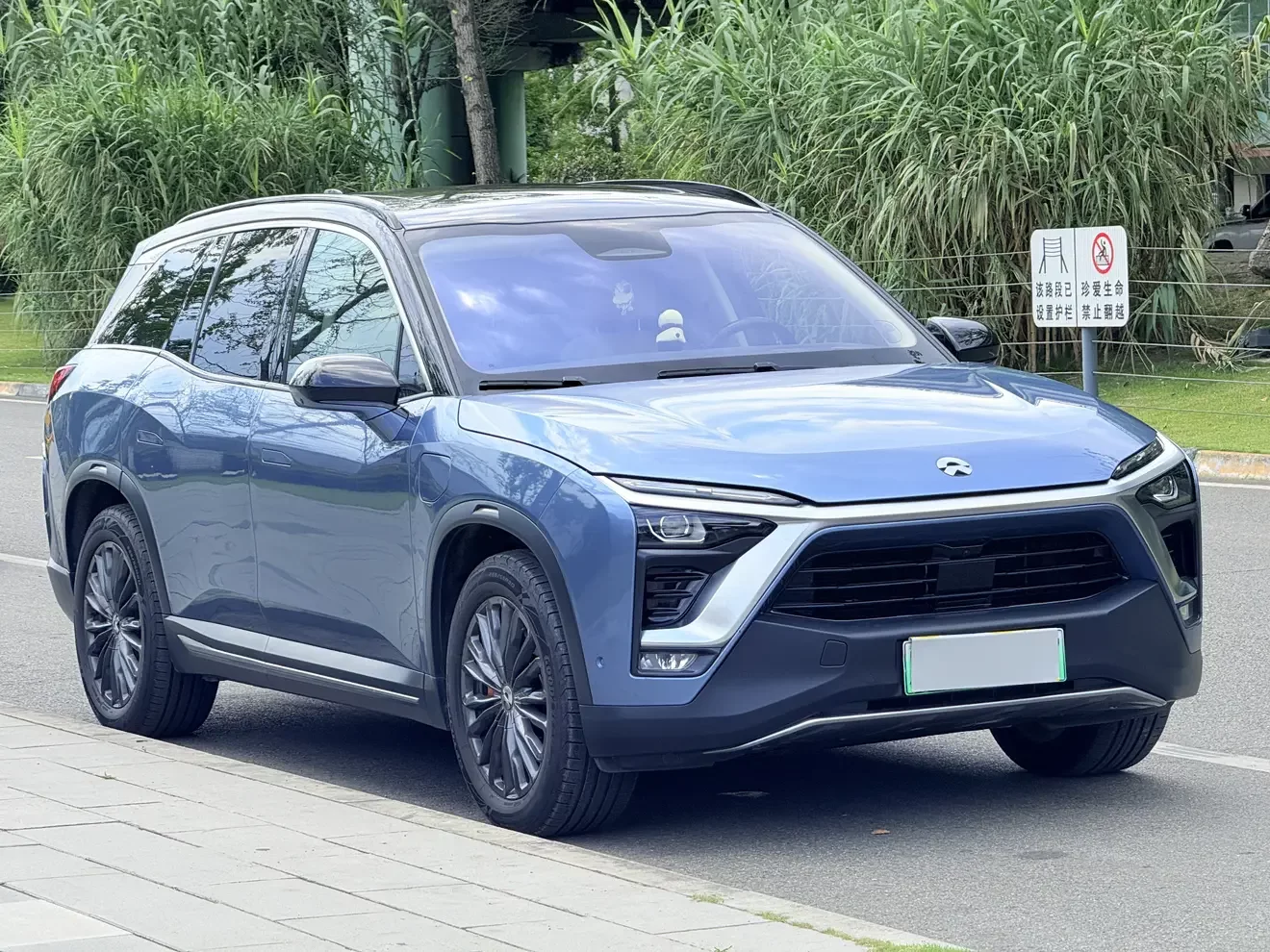 NIO ES8