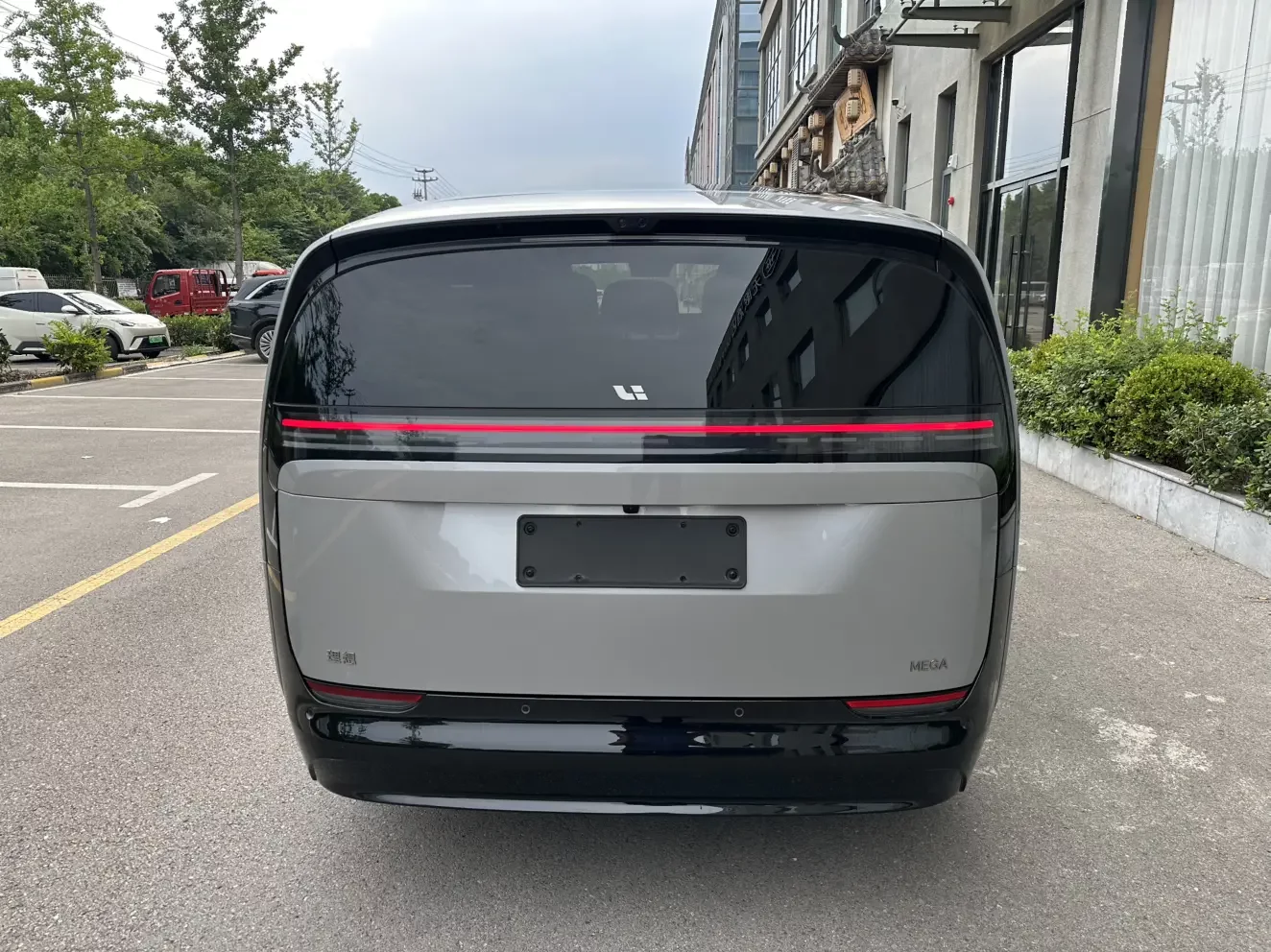 Lixiang MEGA