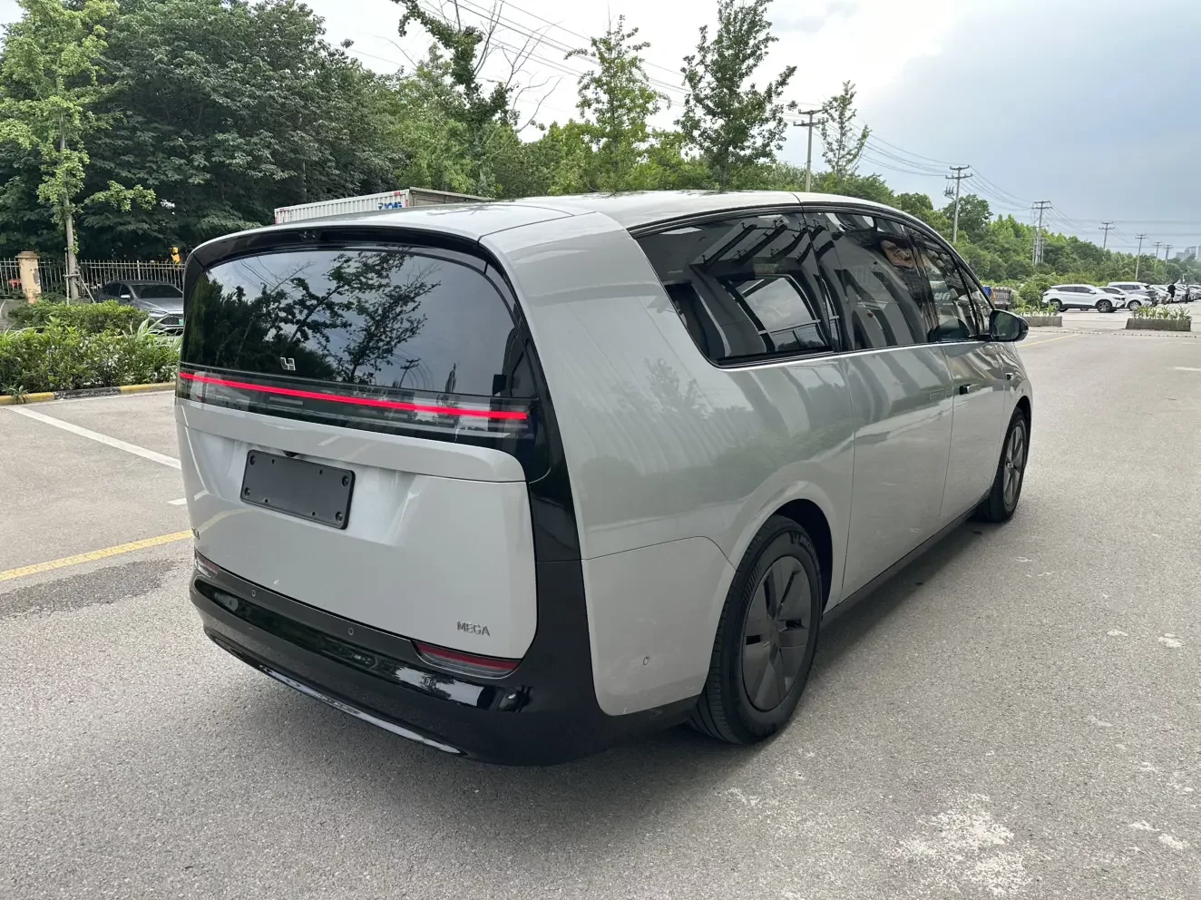 Lixiang MEGA