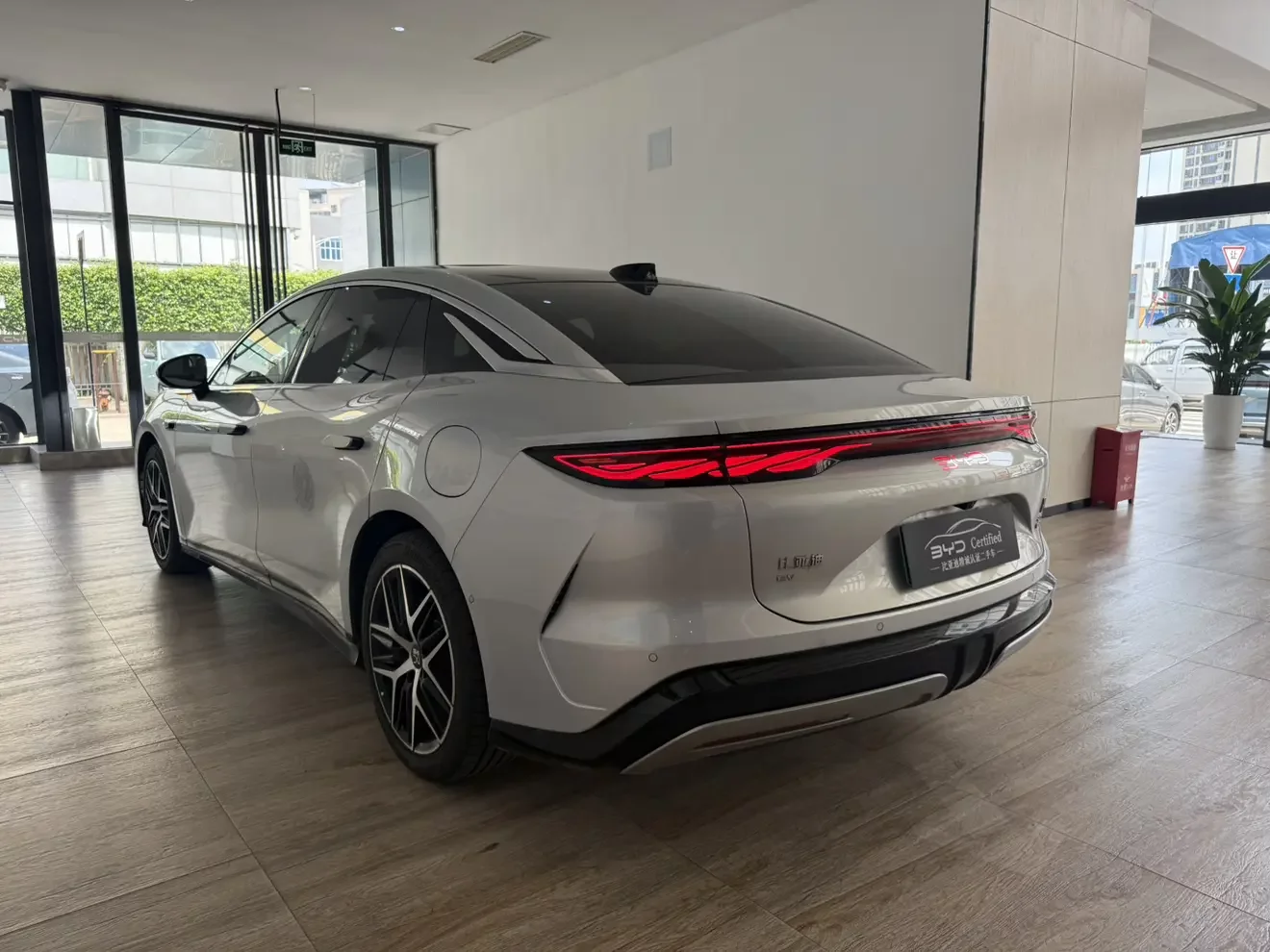 BYD Han L EV