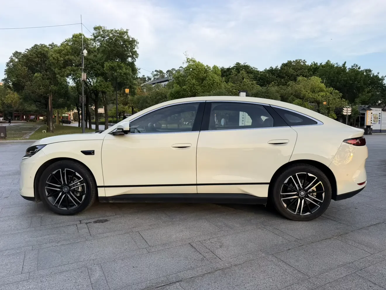 BYD Qin L EV