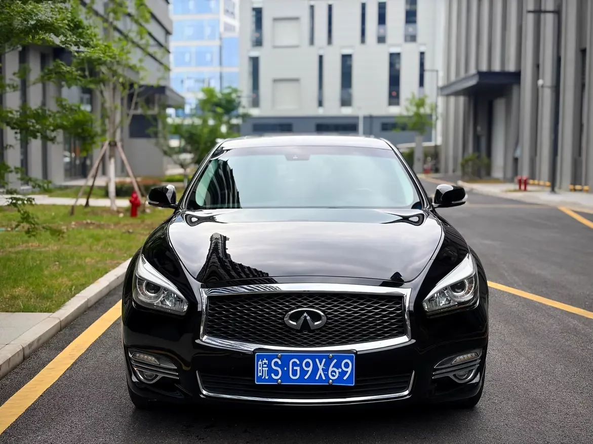 Infiniti Q70