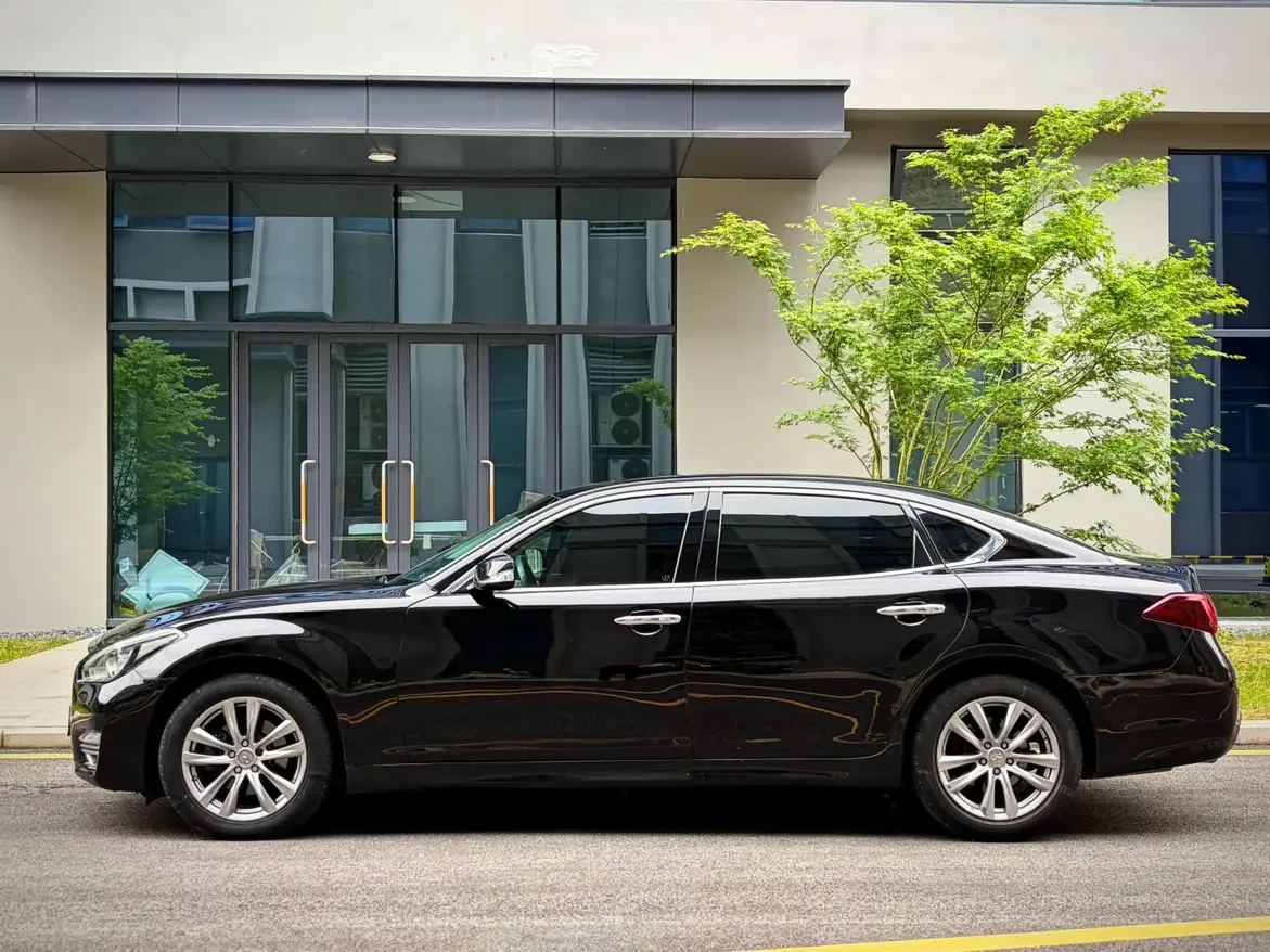 Infiniti Q70