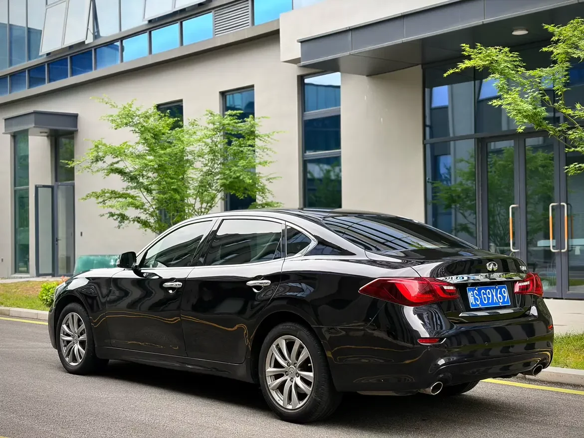 Infiniti Q70