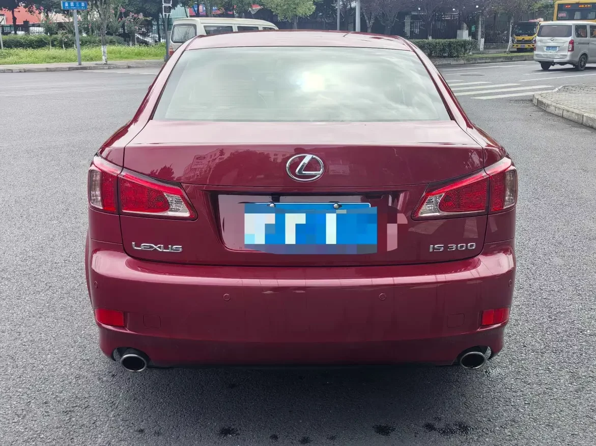 Lexus IS