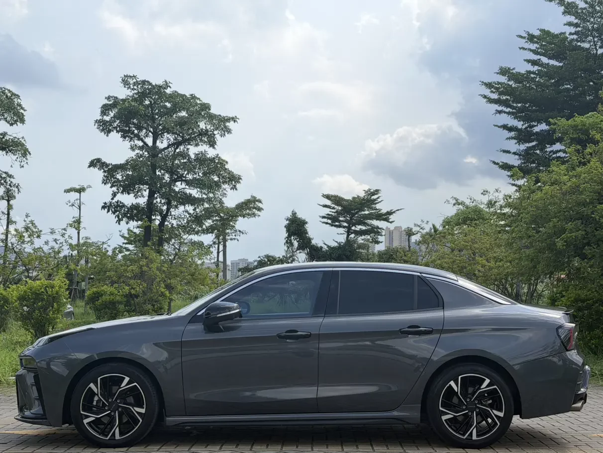 Lynk & Co 03