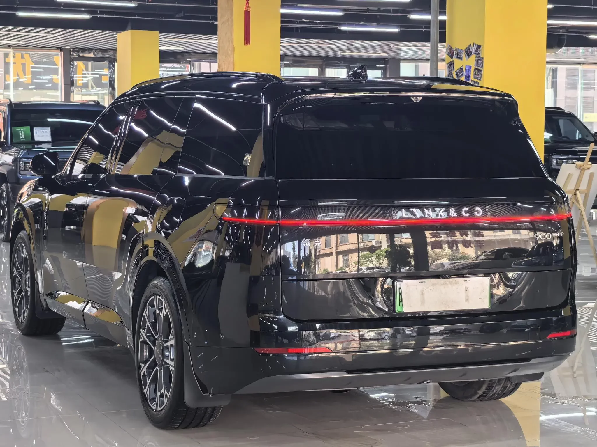Lynk & Co 900