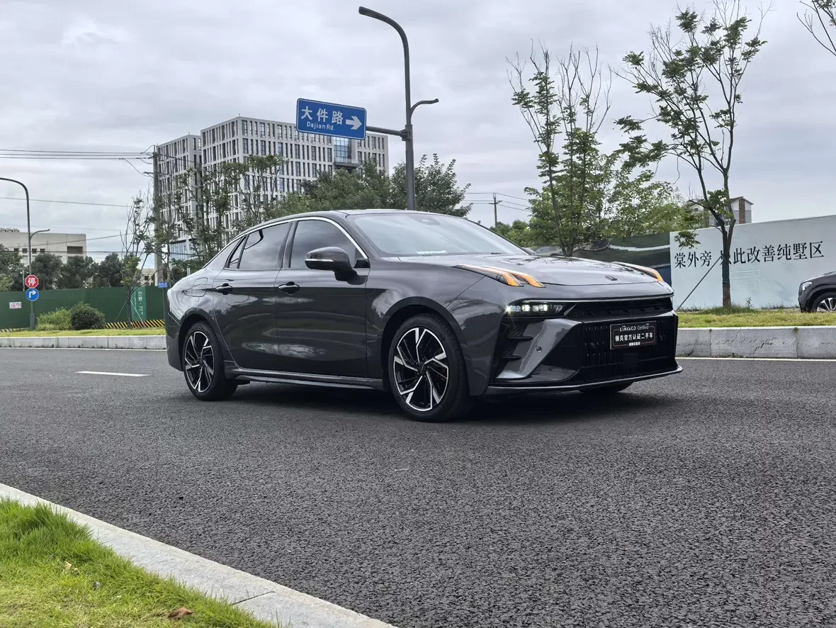 Lynk & Co 03