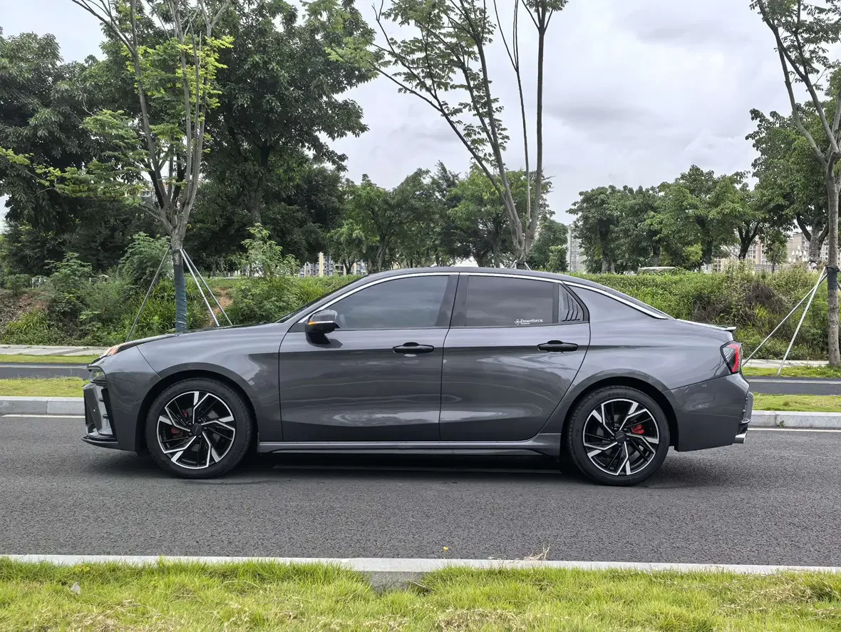 Lynk & Co 03