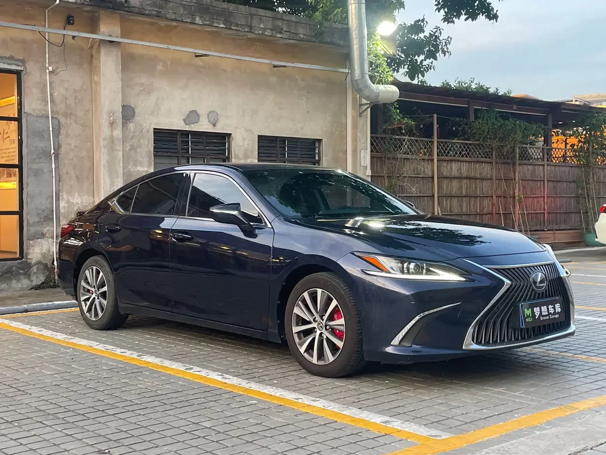 Lexus ES