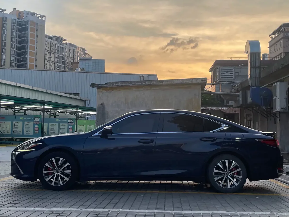Lexus ES